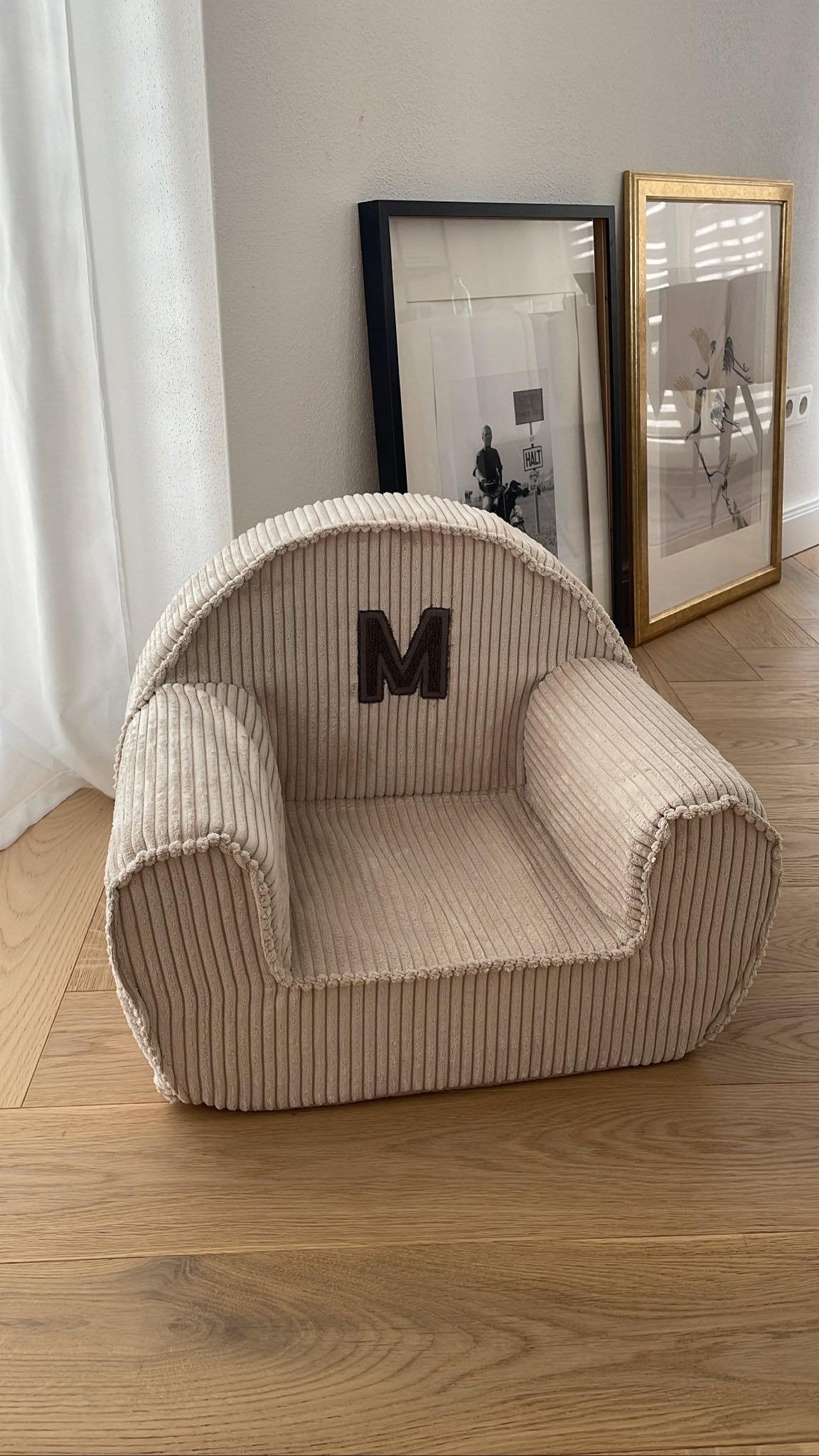 Personalizované manšestrové dětské křesílko s iniciály – Vyrobeno na zakázku