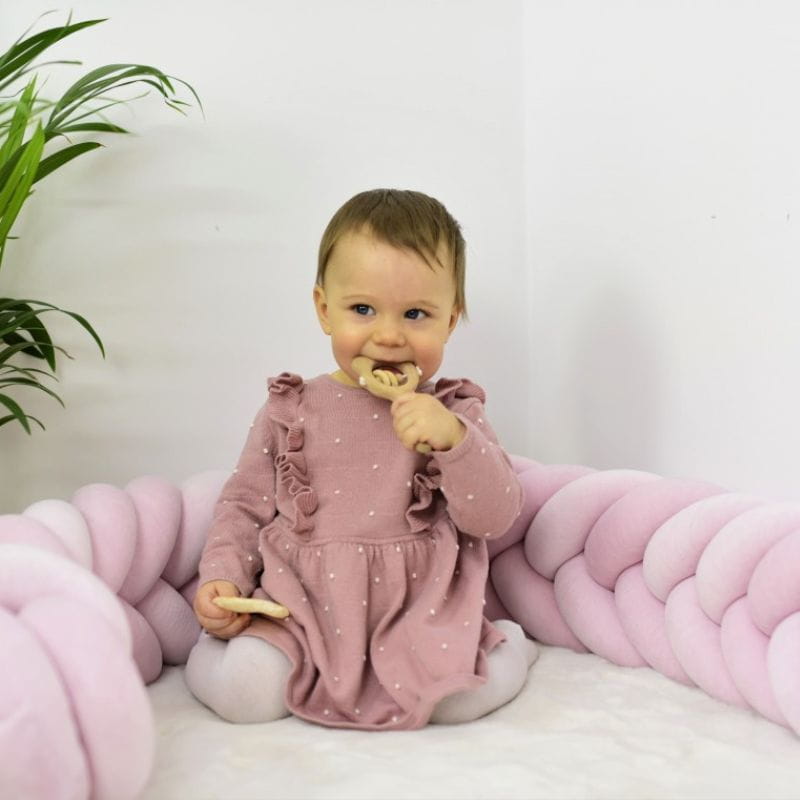 Velurový mantinel do postýlky - rybí cop - pudrově růžový (120-400 cm) | PŘEDOBJEDNÁVKA