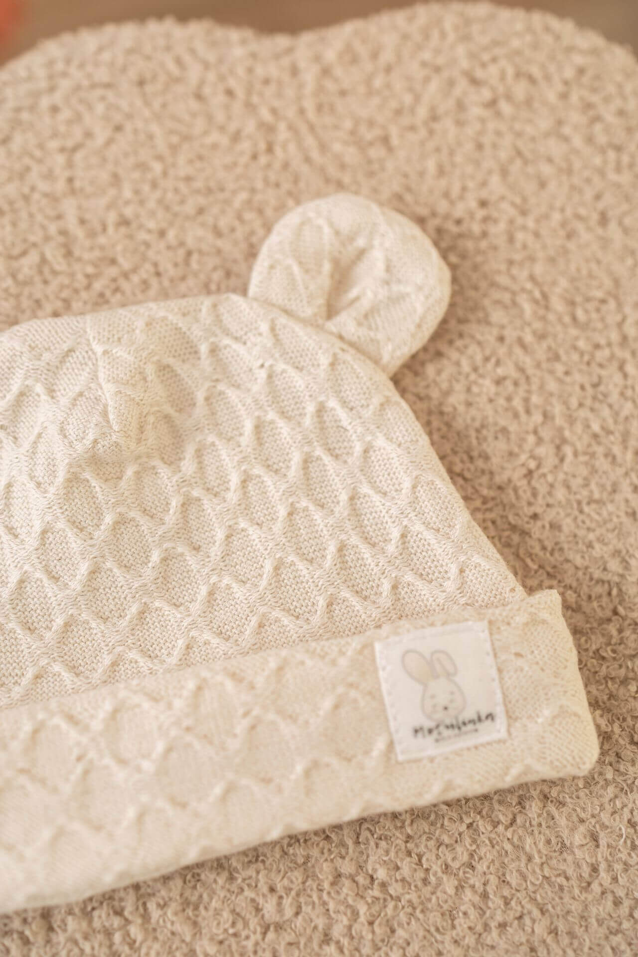 Pletená dětská čepice s ušima – Přírodní balvna se vzorem