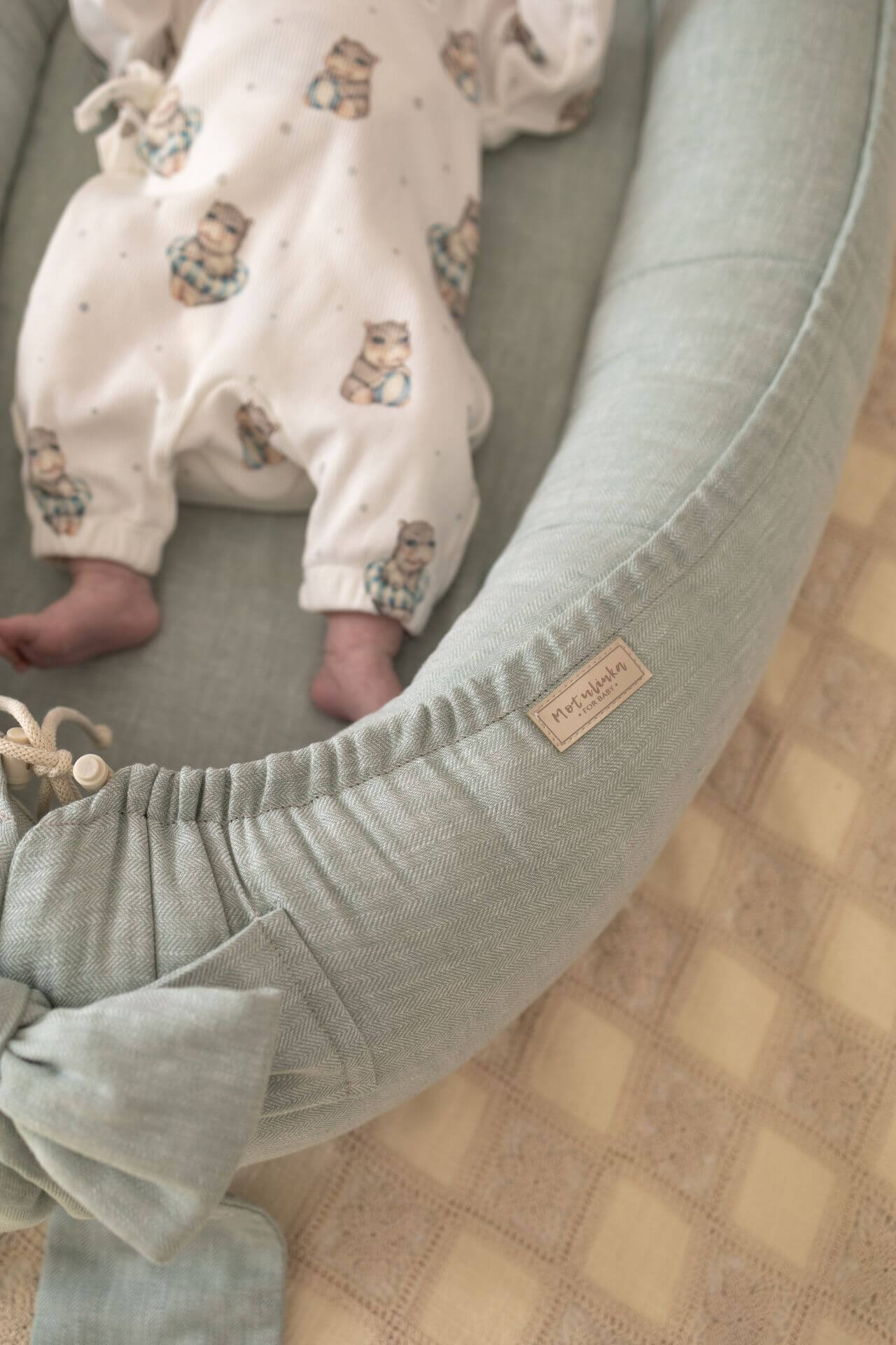 Prémiové ručně šité hnízdečko pro miminka – Herringbone (len & mušelín)