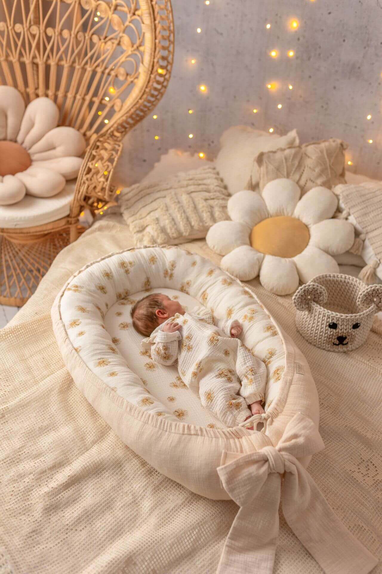 Ručně šité hnízdečko pro miminka z měkkého mušelínu – Sedmikrásky s vanilkou