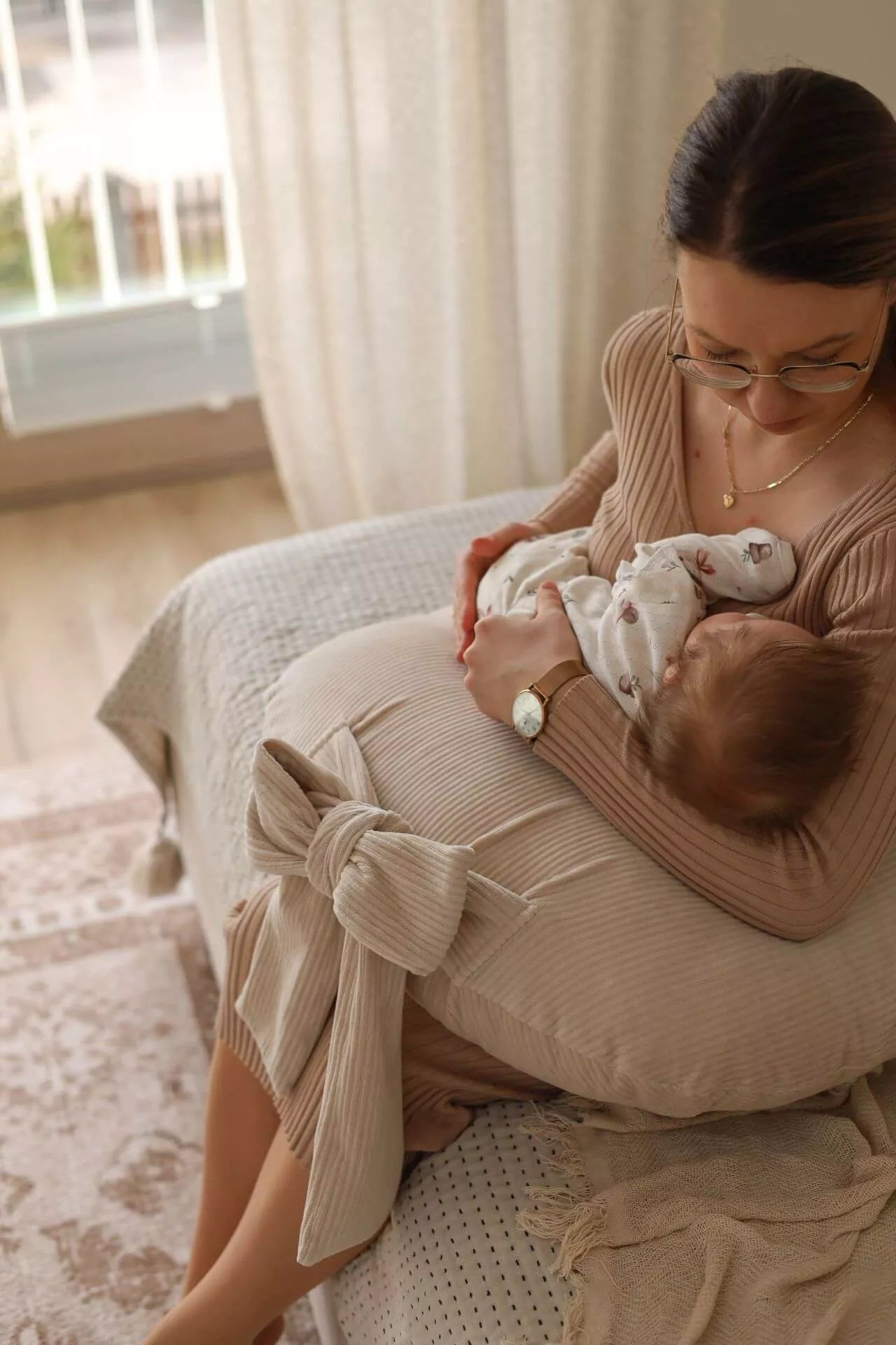 Kojící polštář z manšestrového sametu – Béžový