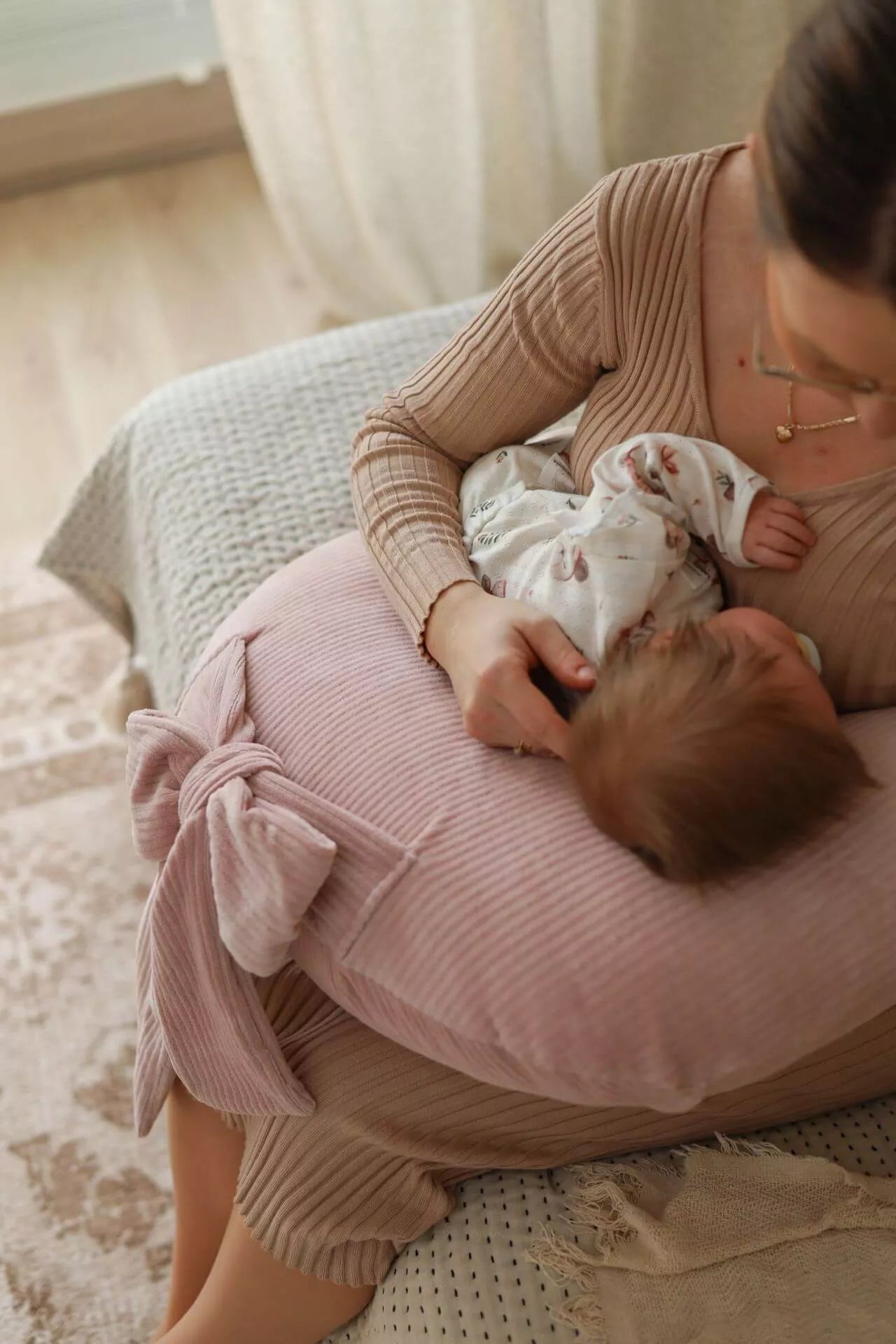 Kojící polštář z manšestrového sametu – Pudrově růžový