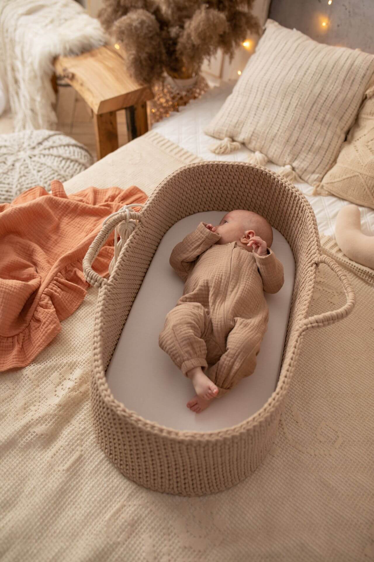Háčkovaný Mojžíšův koš z bavlny – ručně vyrobený s matrací pro miminka