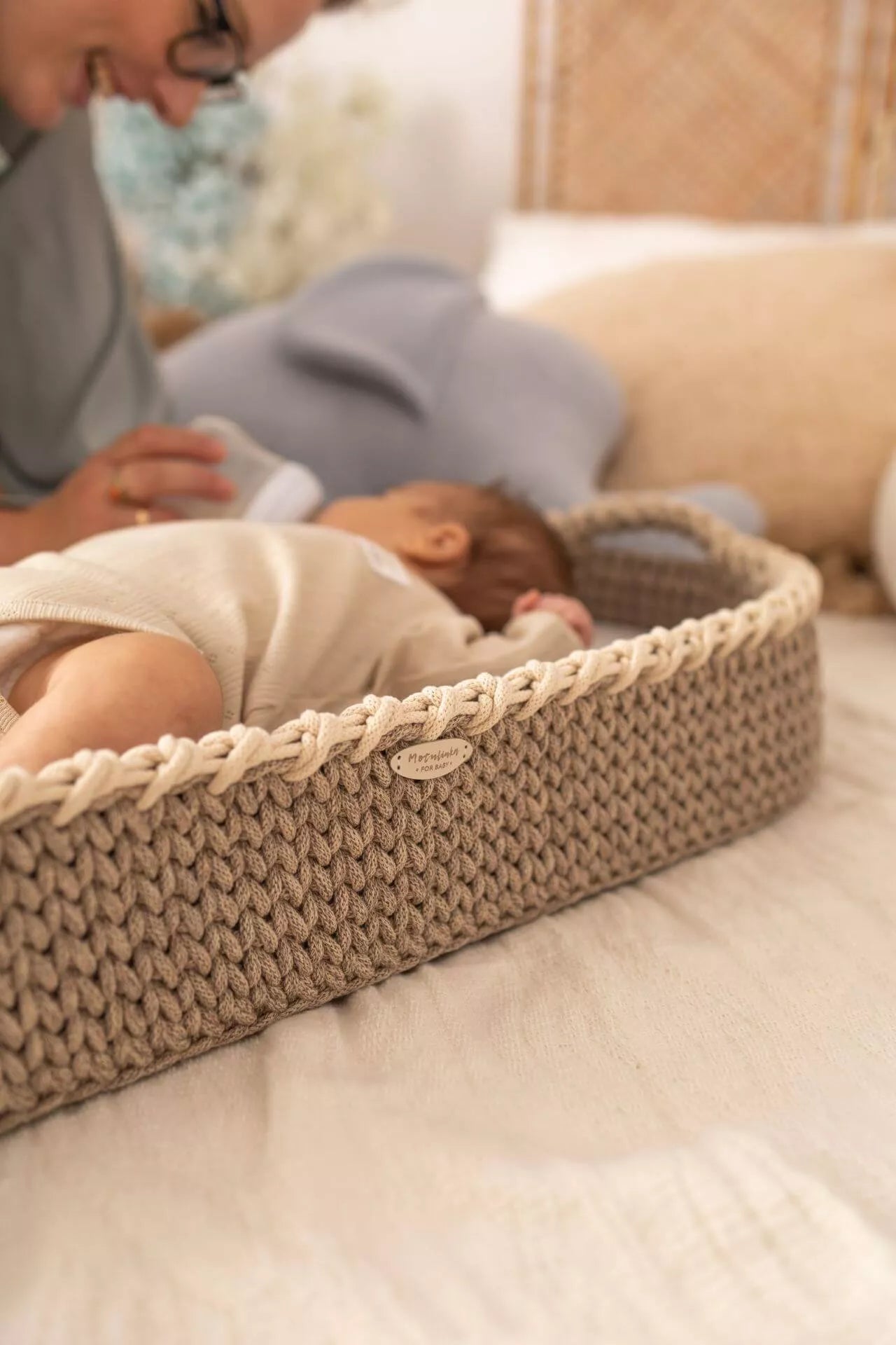 Ručně háčkovaný přebalovací koš dvoubarevný - Cappuccino & Krémová