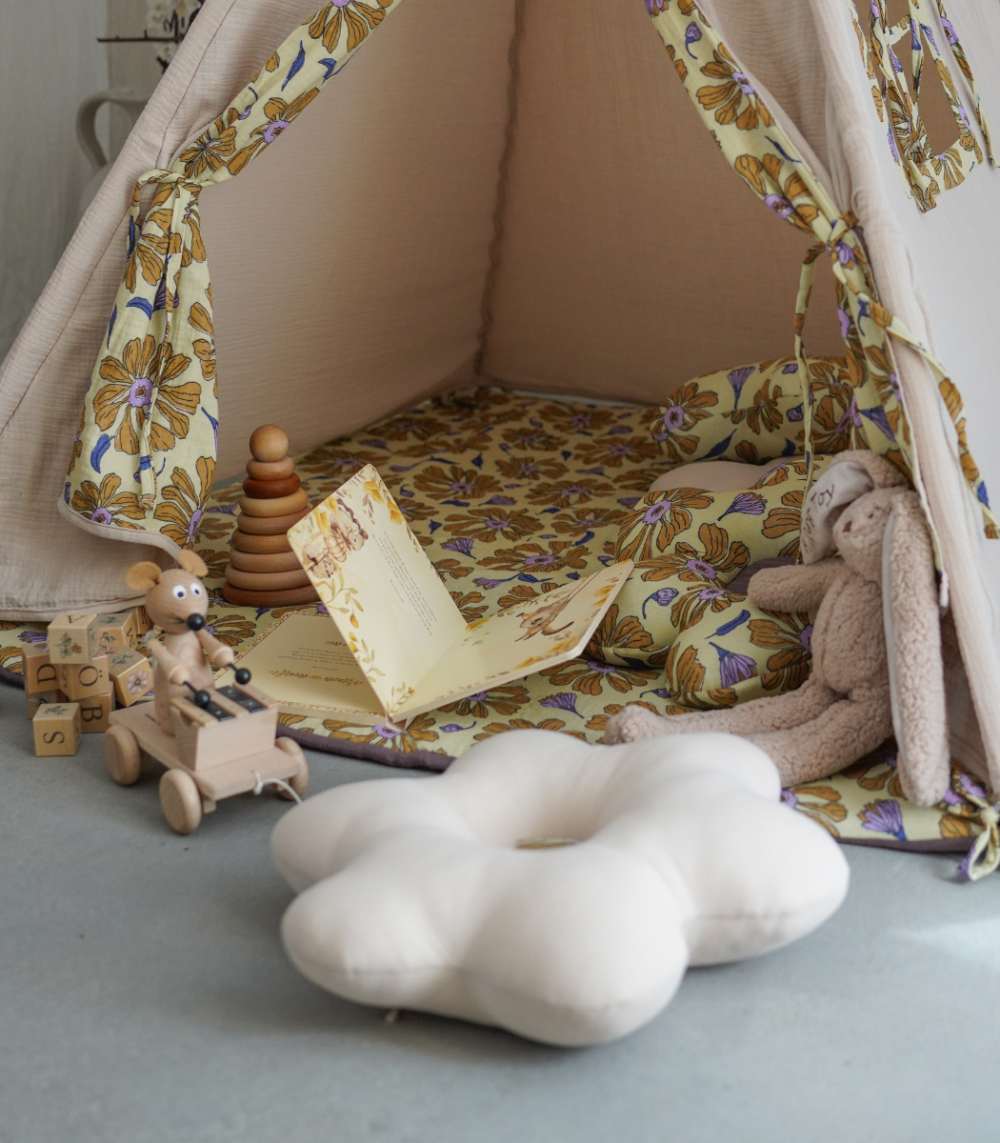 Dětský teepee stan s hrací podložkou Flower Power – vyrobeno na zakázku