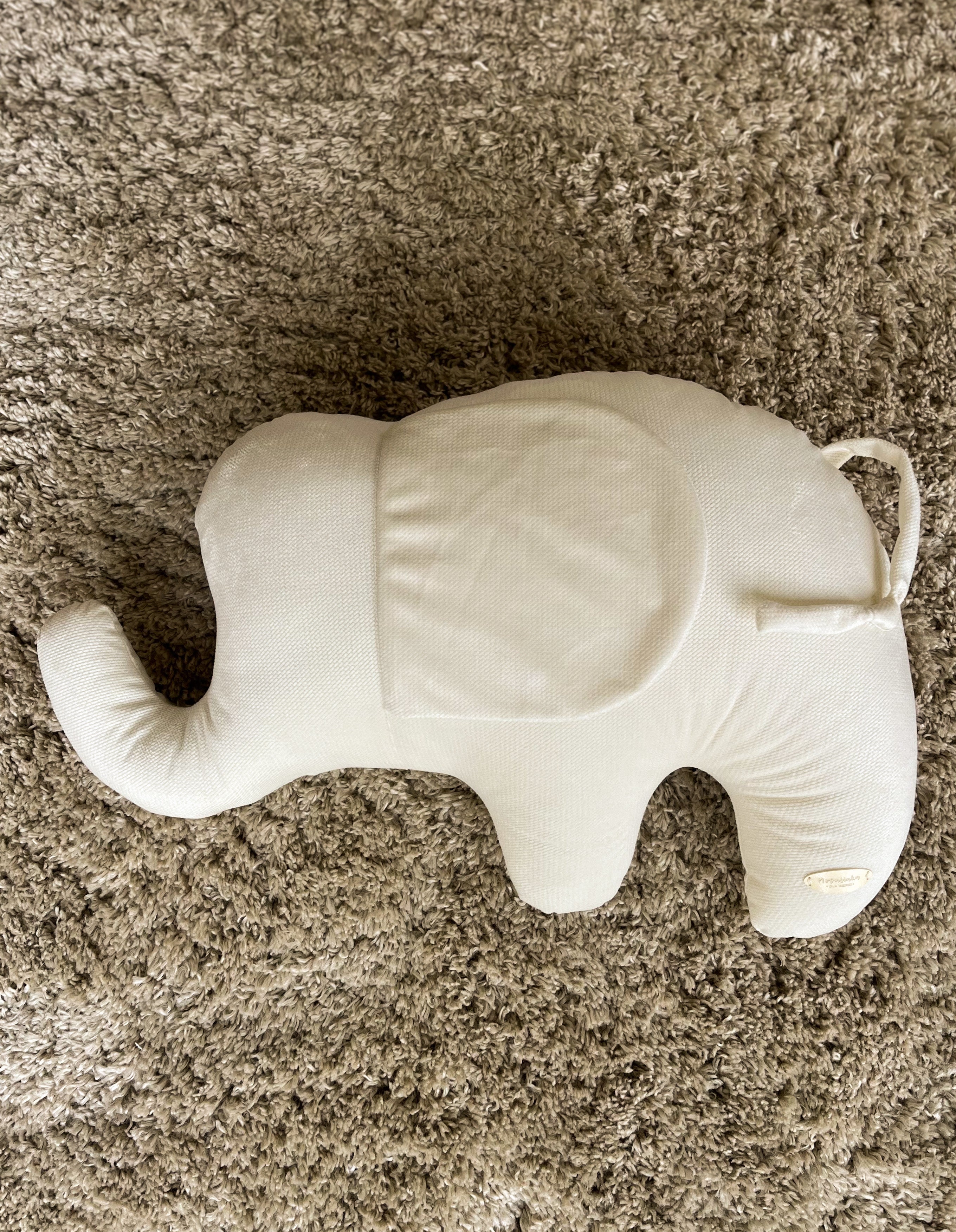 Dekorativní ručně vyráběný polštář Slon – krémový samet