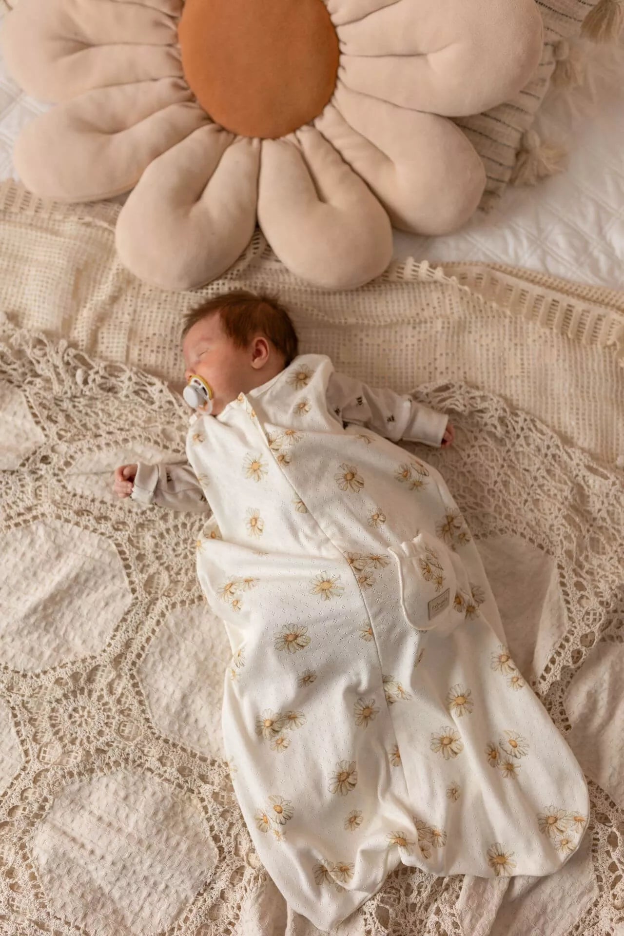 Lehký spací pytel pro miminko – Prolamovaná bavlna – Sedmikrásky – 0–6 měsíců