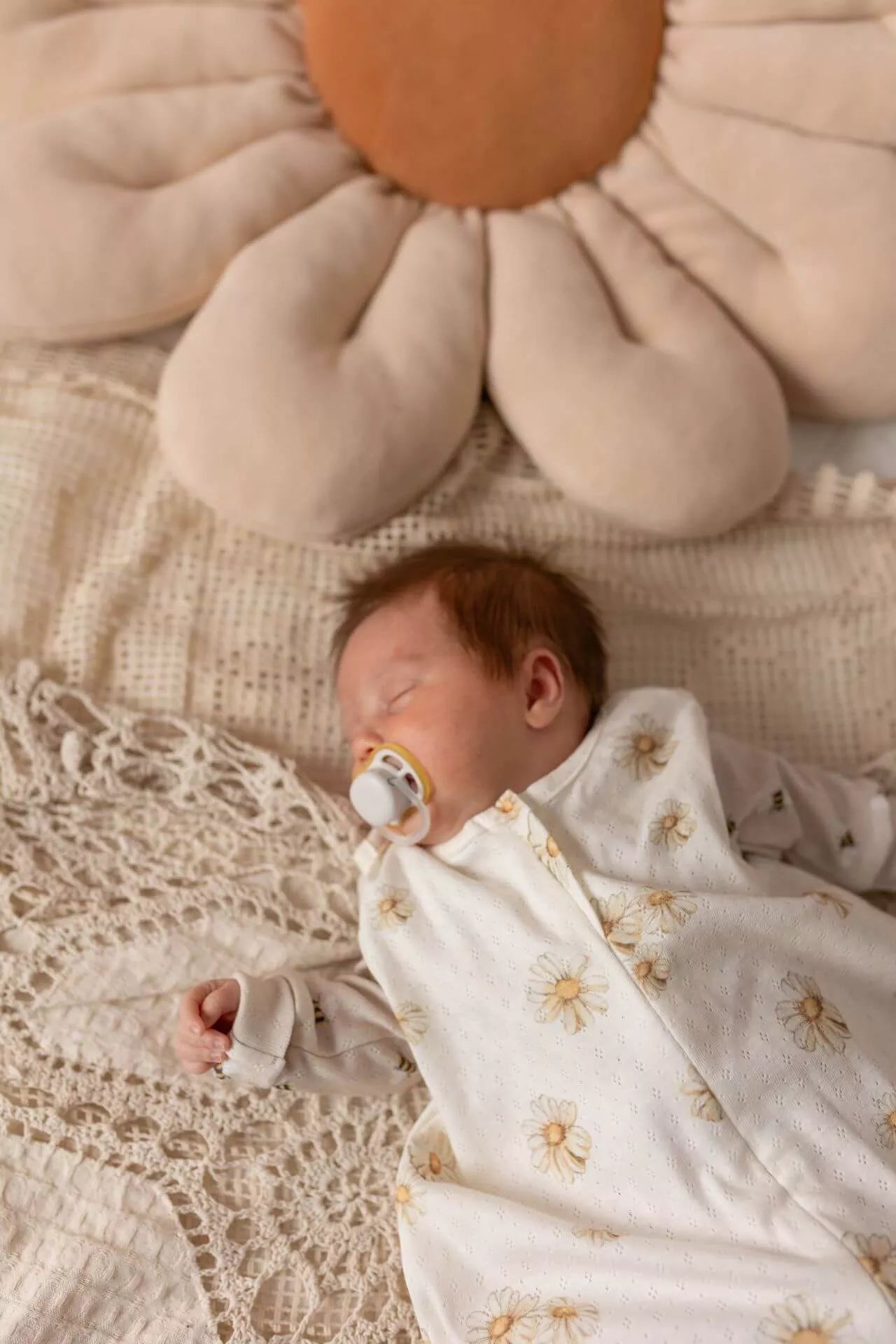 Lehký spací pytel pro miminko – Prolamovaná bavlna – Sedmikrásky – 0–6 měsíců