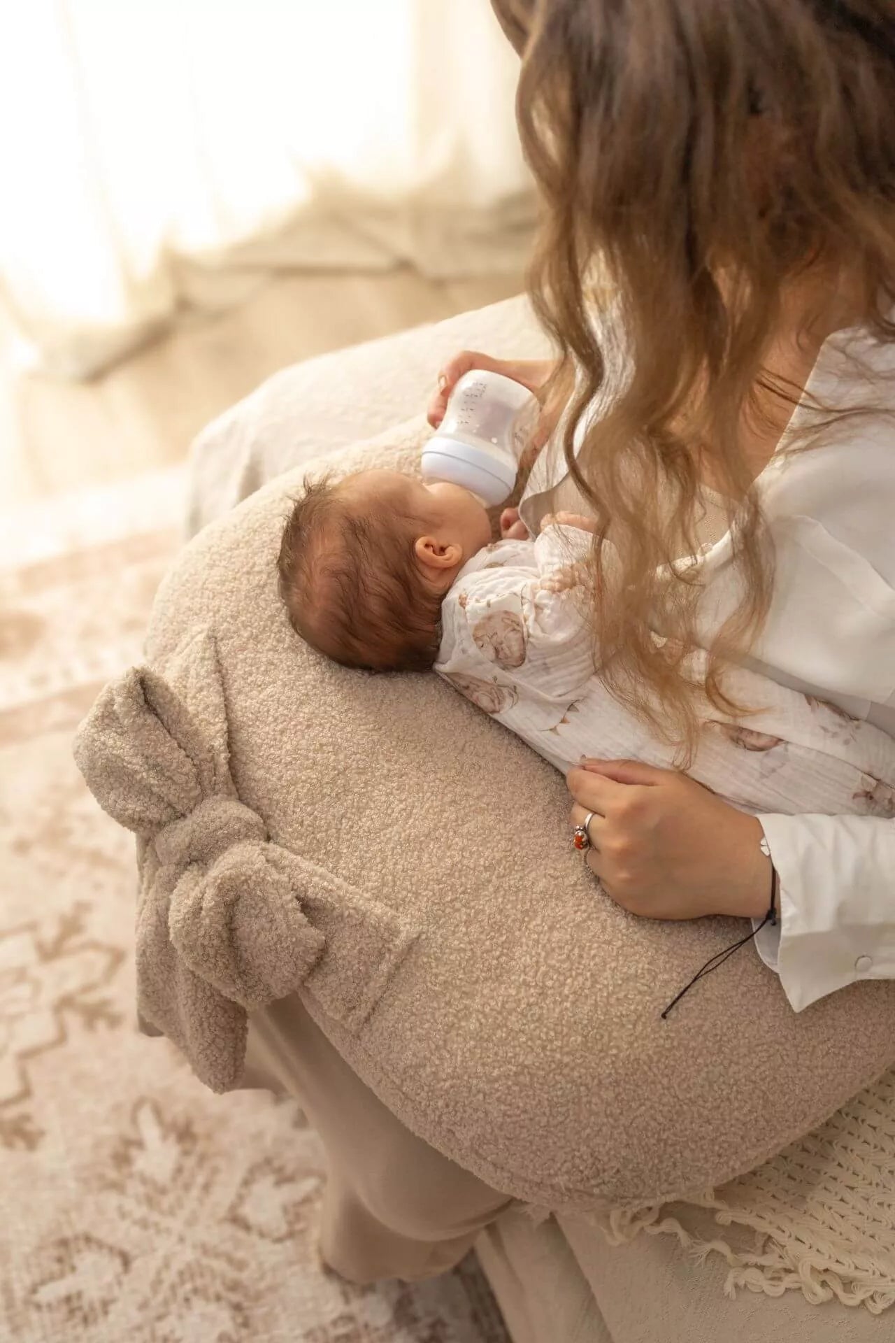 Kojící polštář Bouclé s mašlí (4 barvy)