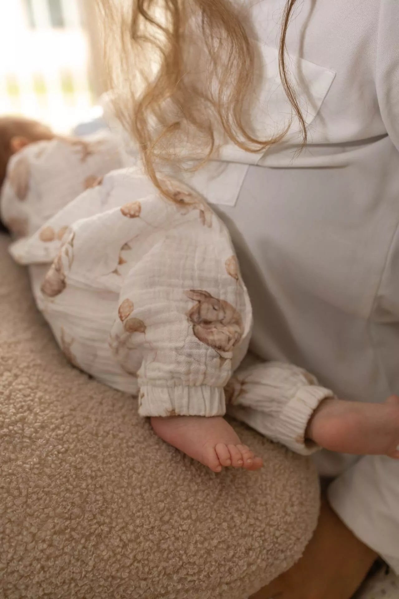 Kojící polštář Bouclé s mašlí (4 barvy)