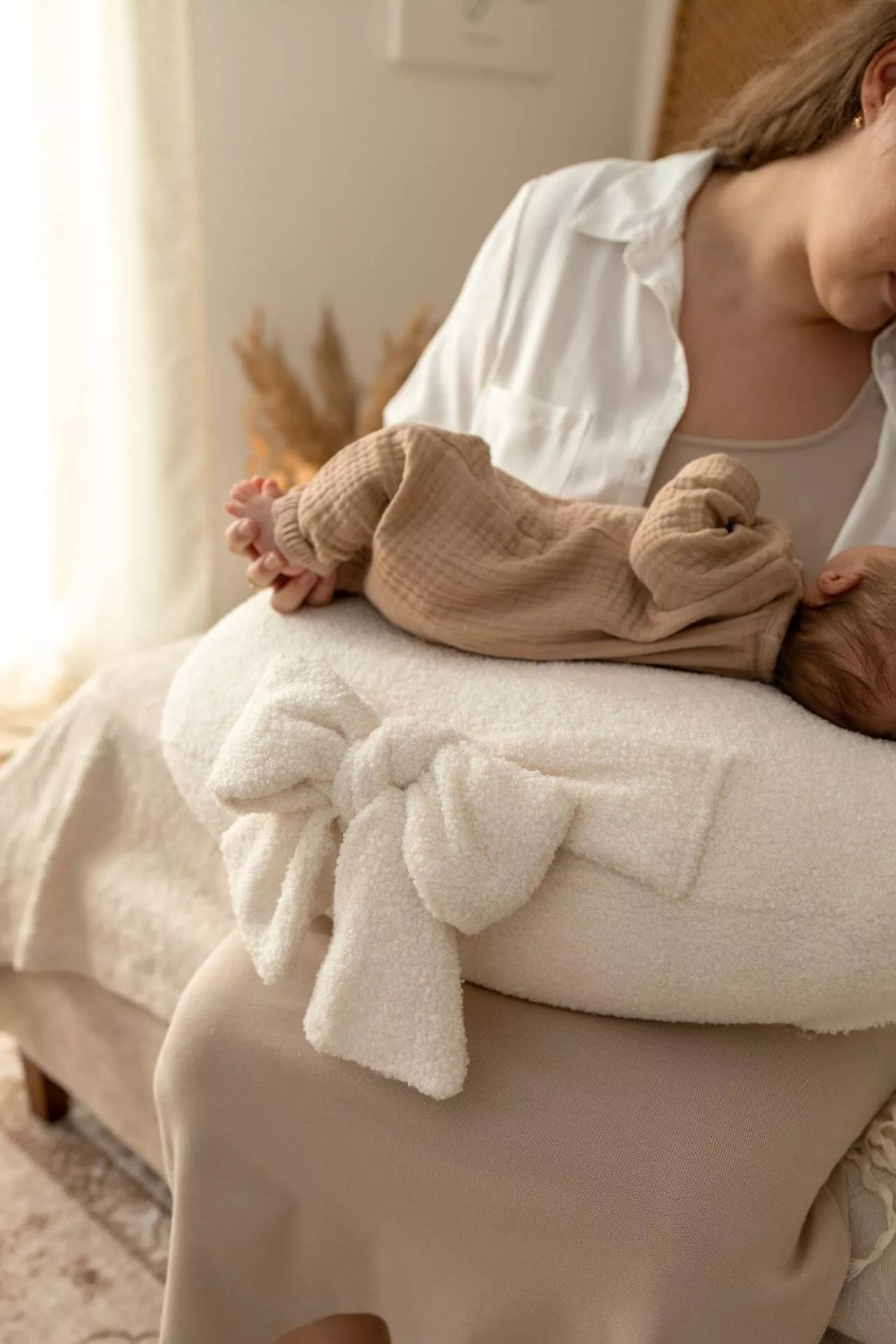 Kojící polštář Bouclé s mašlí (4 barvy)