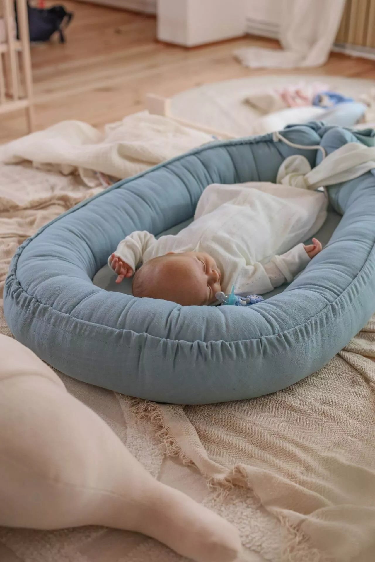 Ručně vyráběné hnízdečko pro miminka z měkčenného lnu - Smaragdově modré