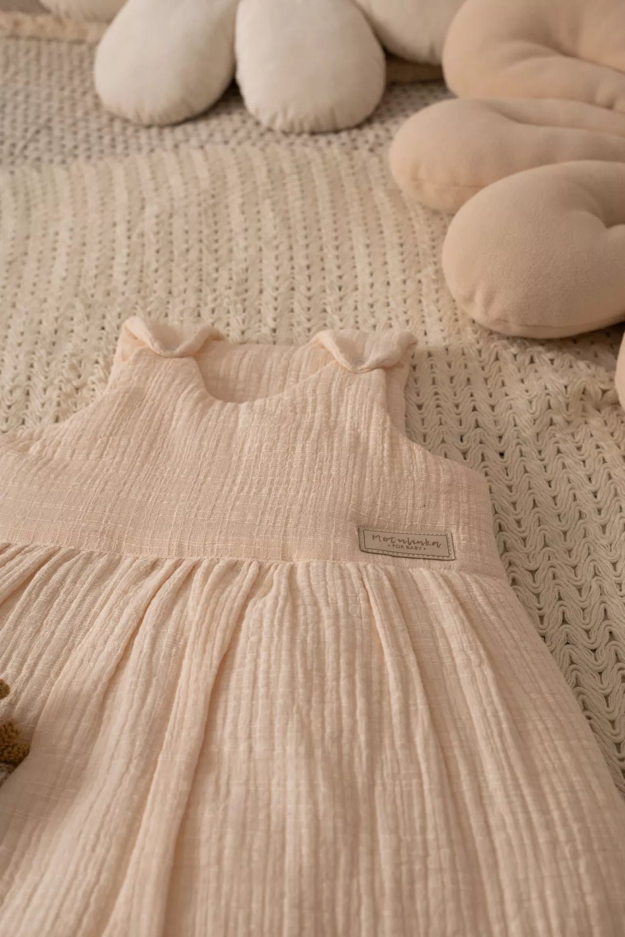 Spací pytel pro miminka z mušelínu LinenLook – 1,5 TOG Vanilka (0–6 m)