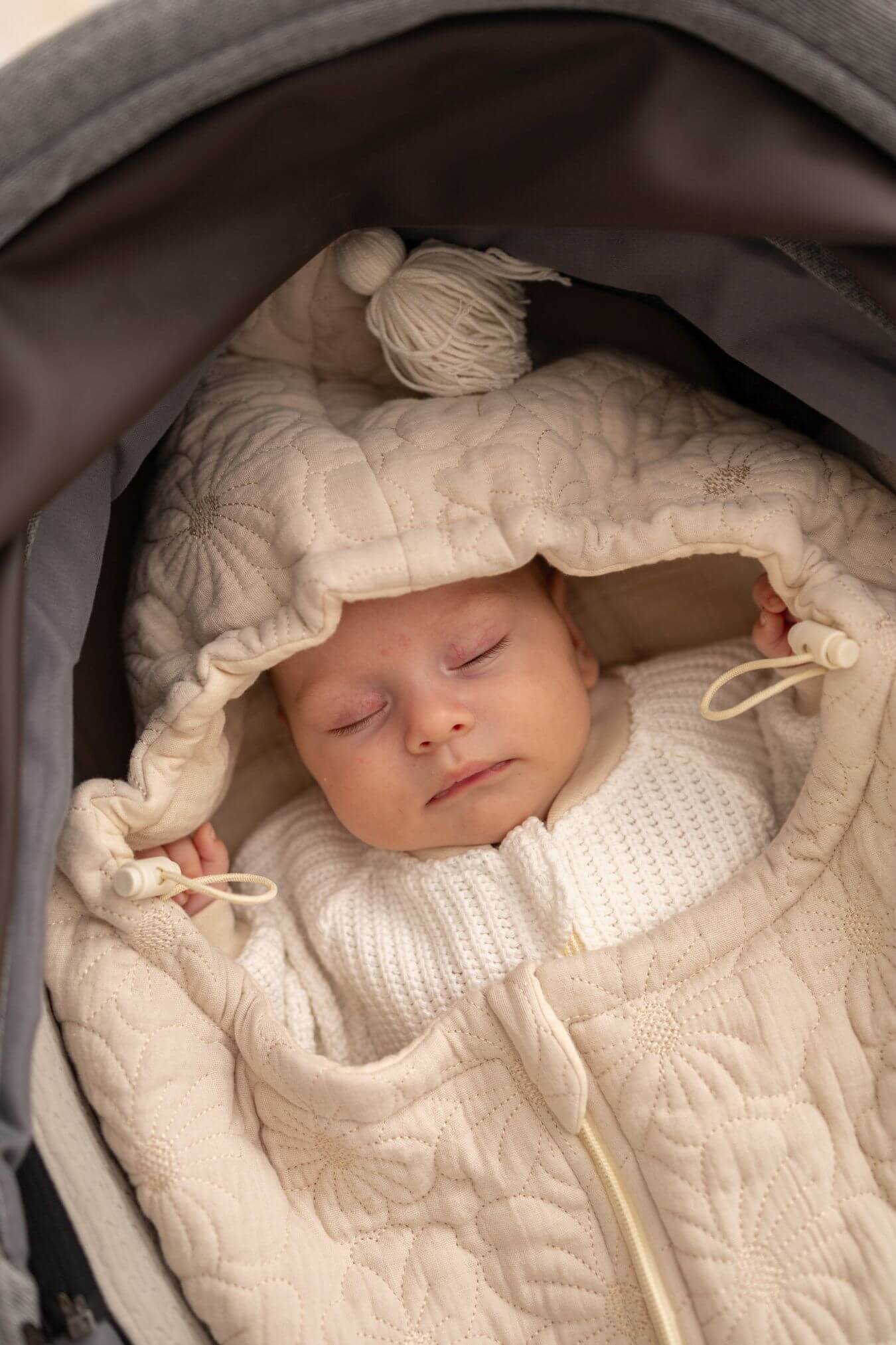 Mušelínový spací pytel do korbičky a autosedačky – Prošívané kytičky