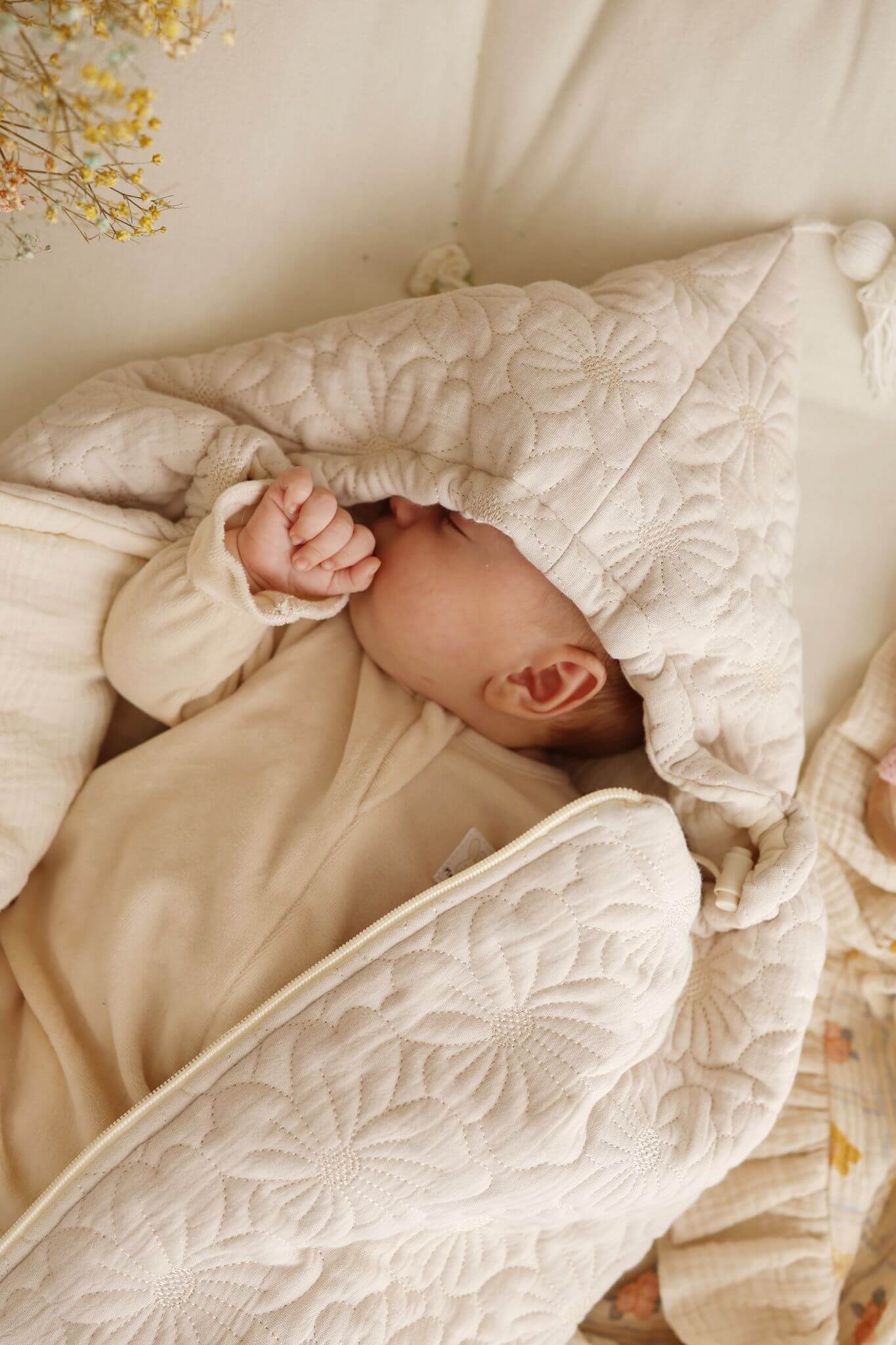 Mušelínový spací pytel do korbičky a autosedačky – Prošívané kytičky