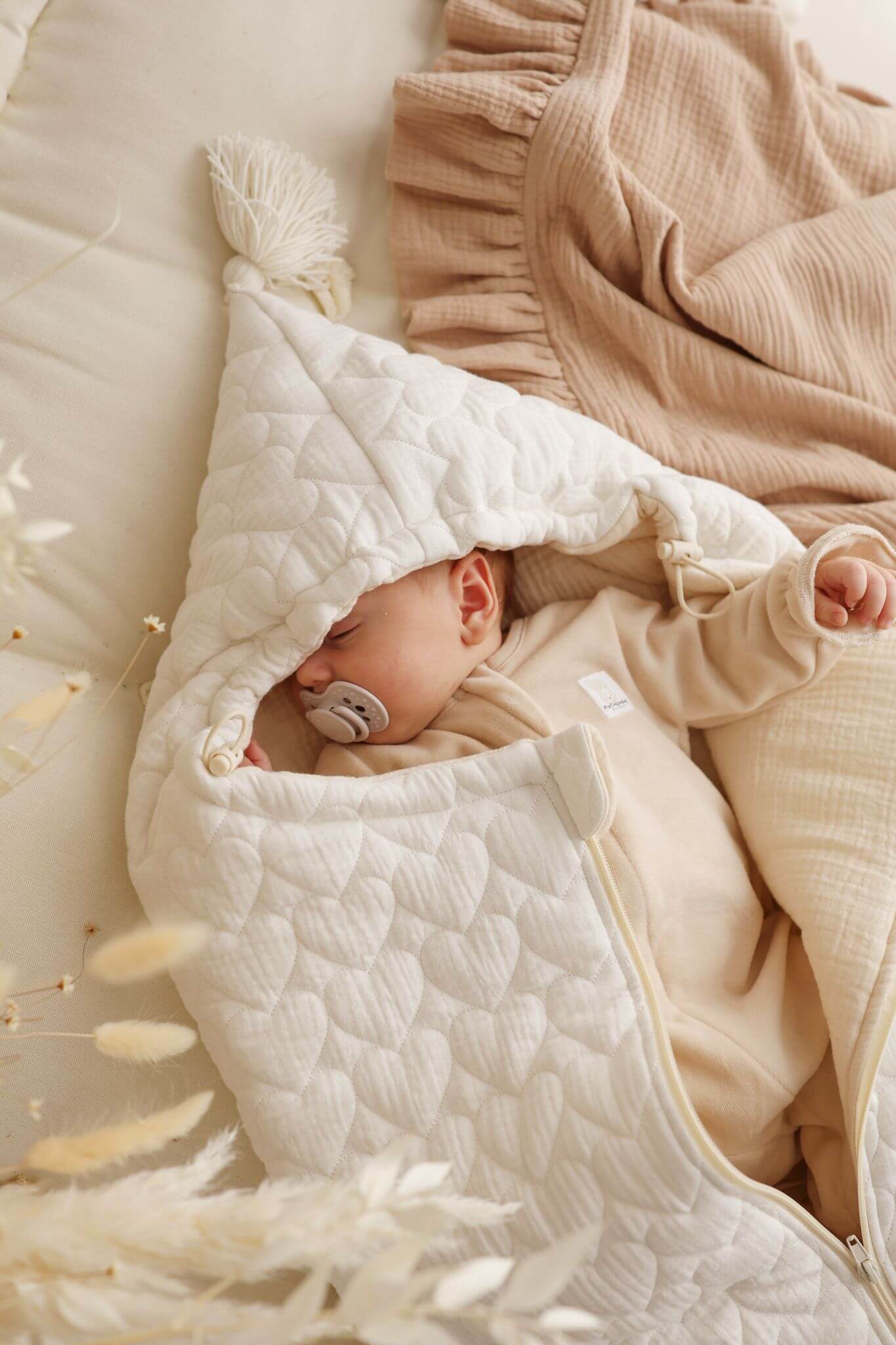 Mušelínový spací pytel do korbičky a autosedačky – Prošívaná srdíčka