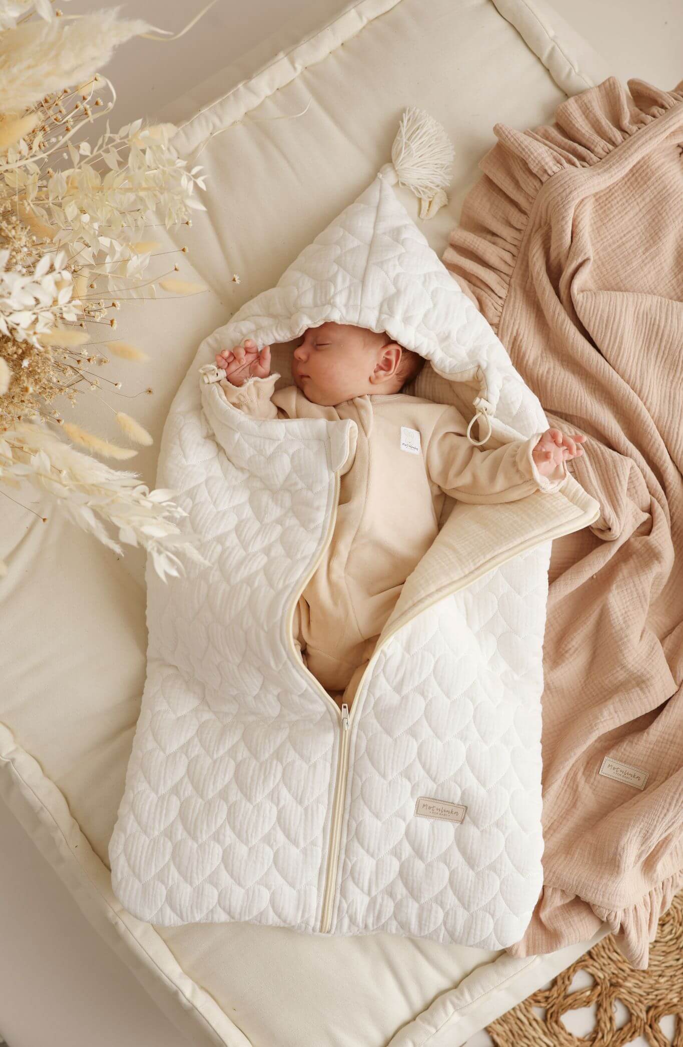 Mušelínový spací pytel do korbičky a autosedačky – Prošívaná srdíčka