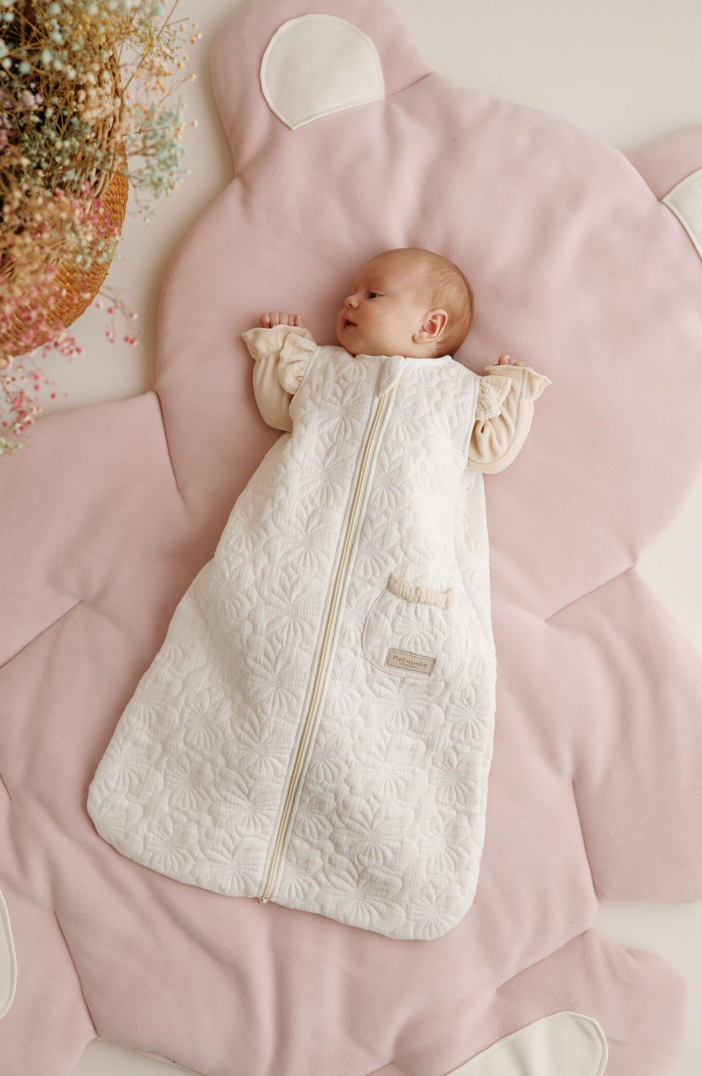 Mušelínový spací pytel pro miminko – Prošívané kytičky smetanová
