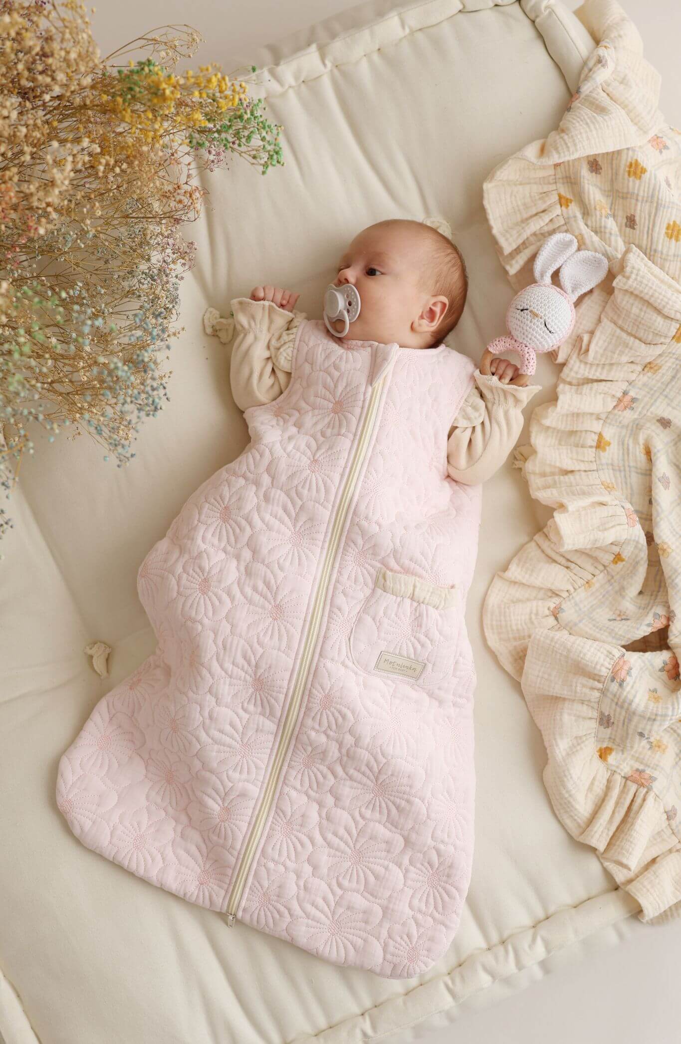 Mušelínový spací pytel pro miminko – Prošívané kytičky pudrově růžová