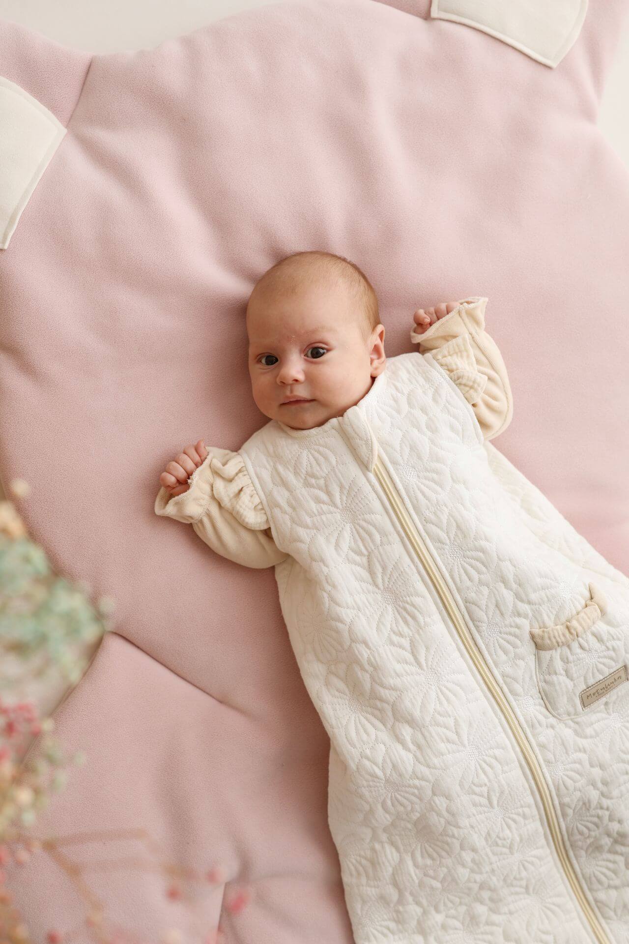 Mušelínový spací pytel pro miminko – Prošívané kytičky smetanová