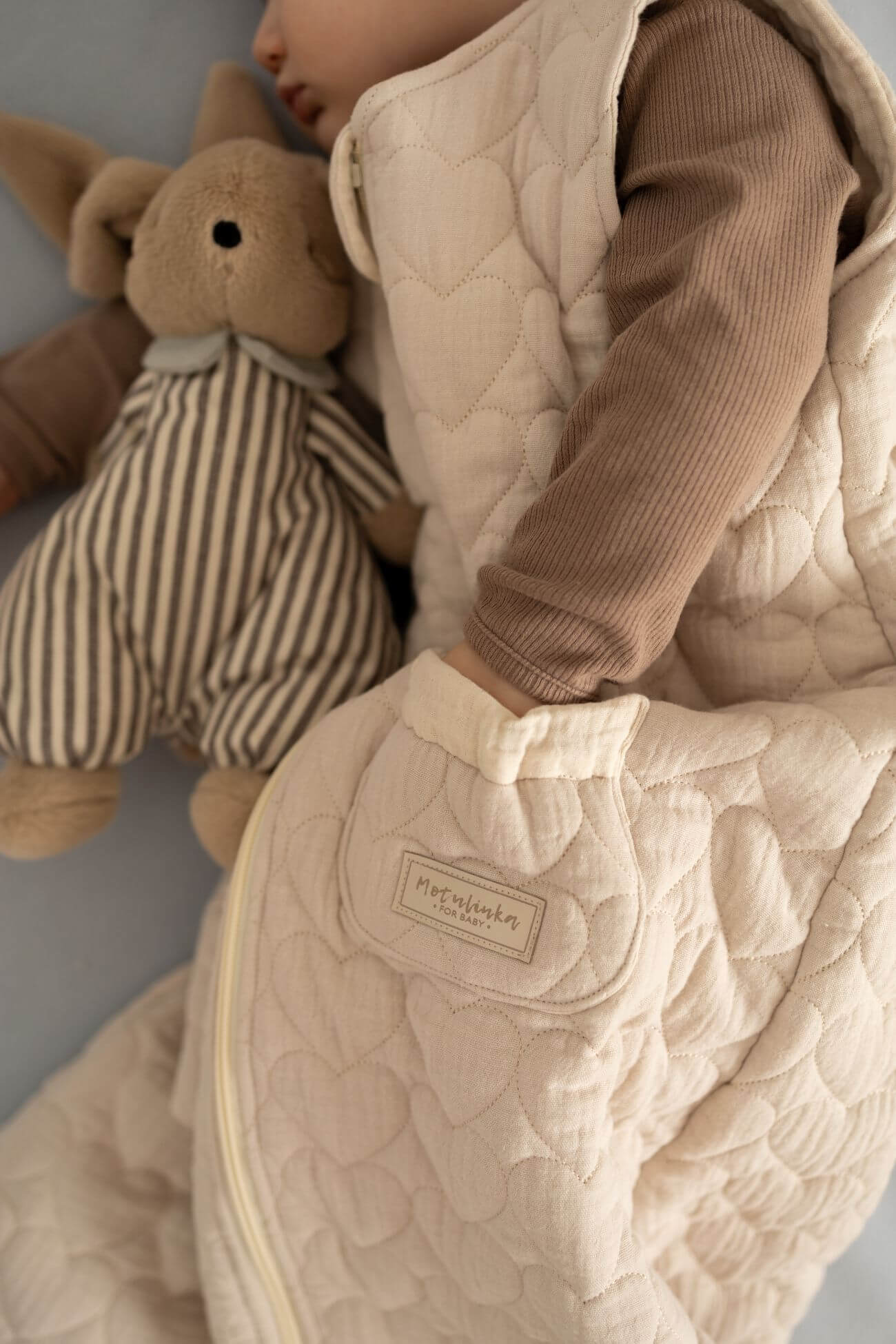 Mušelínový spací pytel pro miminko – Prošívaná srdíčka béžová