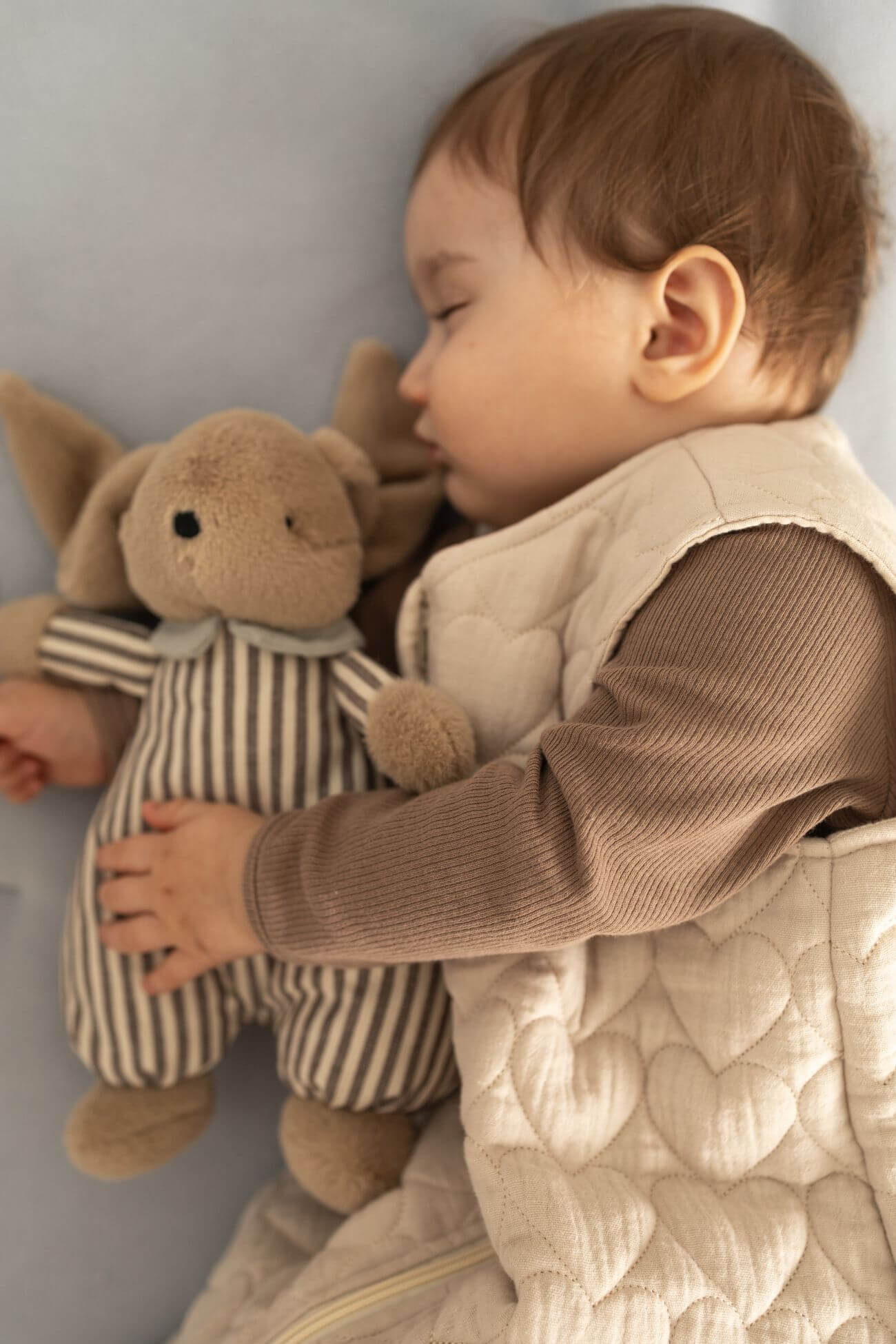 Mušelínový spací pytel pro miminko – Prošívaná srdíčka béžová