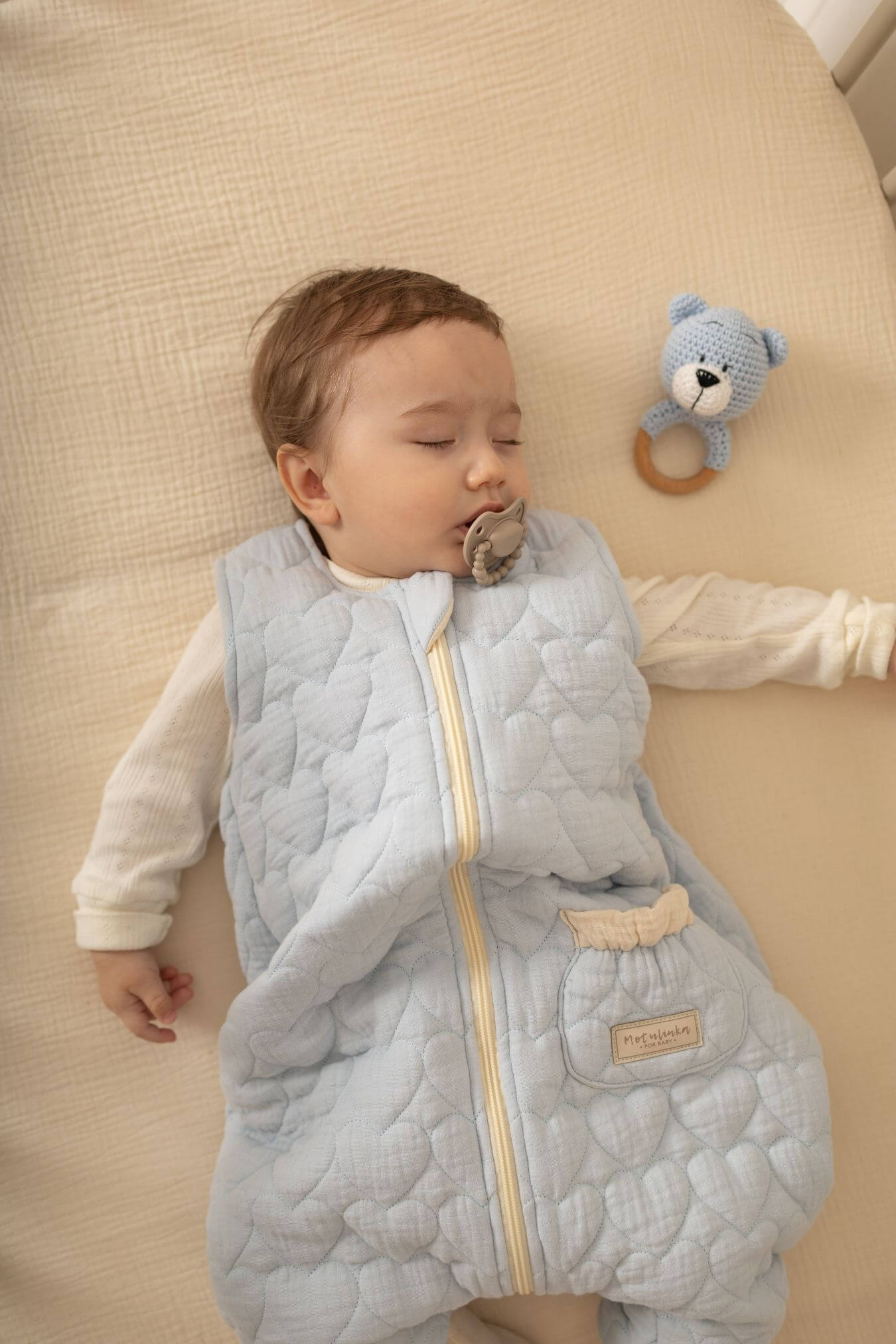 Mušelínový spací pytel s nohavicemi – Prošívaná srdíčka Pastelově modrá