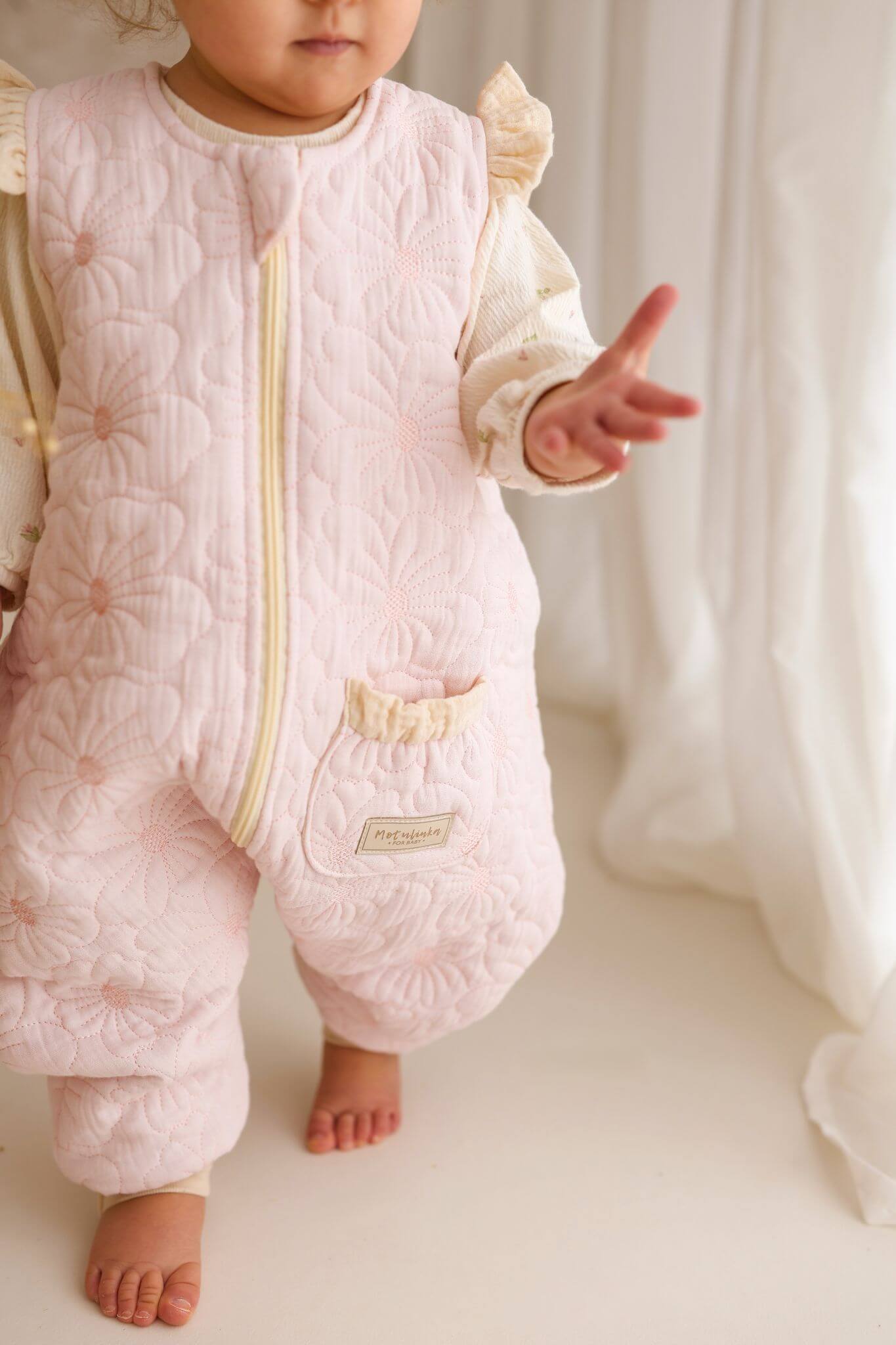 Mušelínový spací pytel s nohavicemi – Prošívané kytičky Pudrově růžová