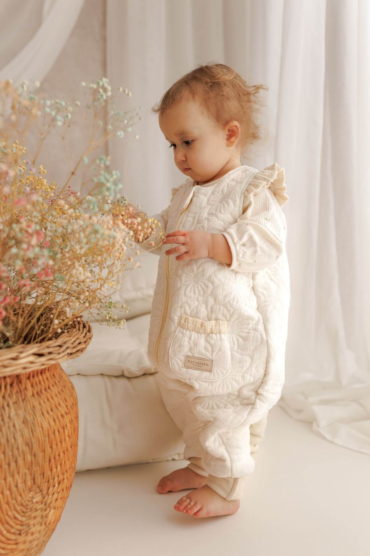 Mušelínový spací pytel s nohavicemi – Prošívané kytičky smetanová