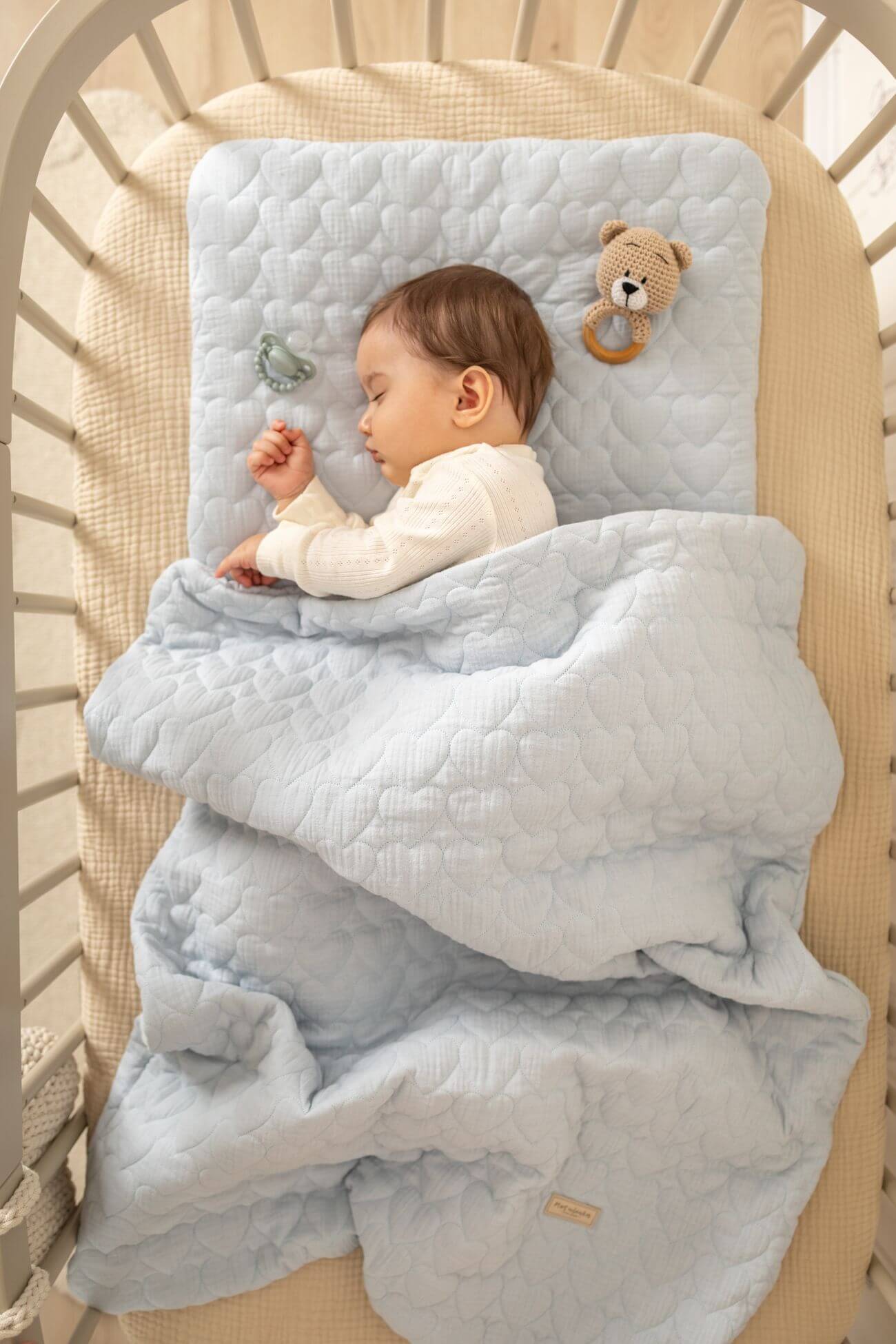 Mušelínová ložní souprava s výplní pro miminka (přikrývka + polštář) – Prošívaná srdíčka