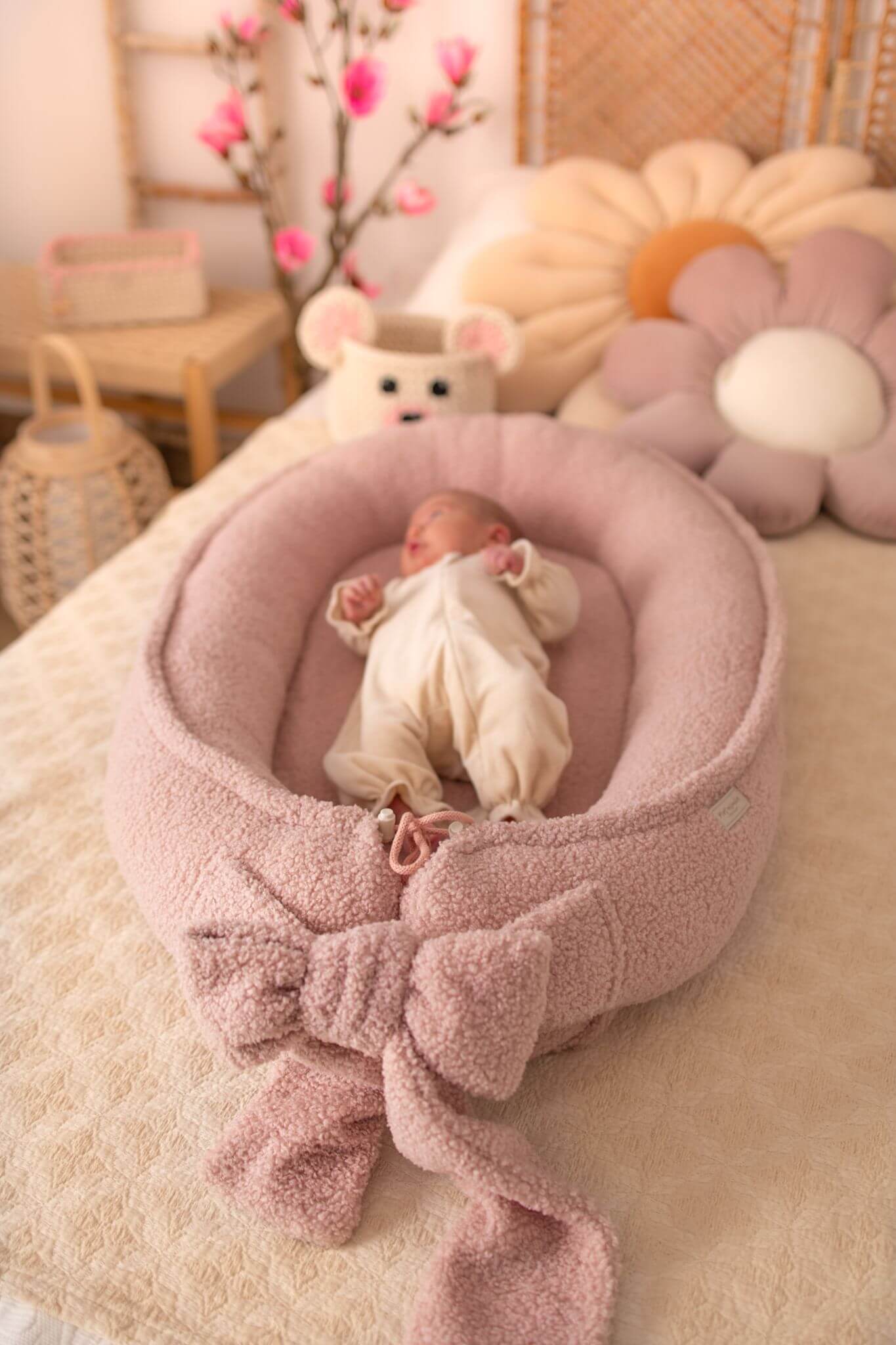 Ručně šité Bouclé hnízdečko pro miminka (5 barev)