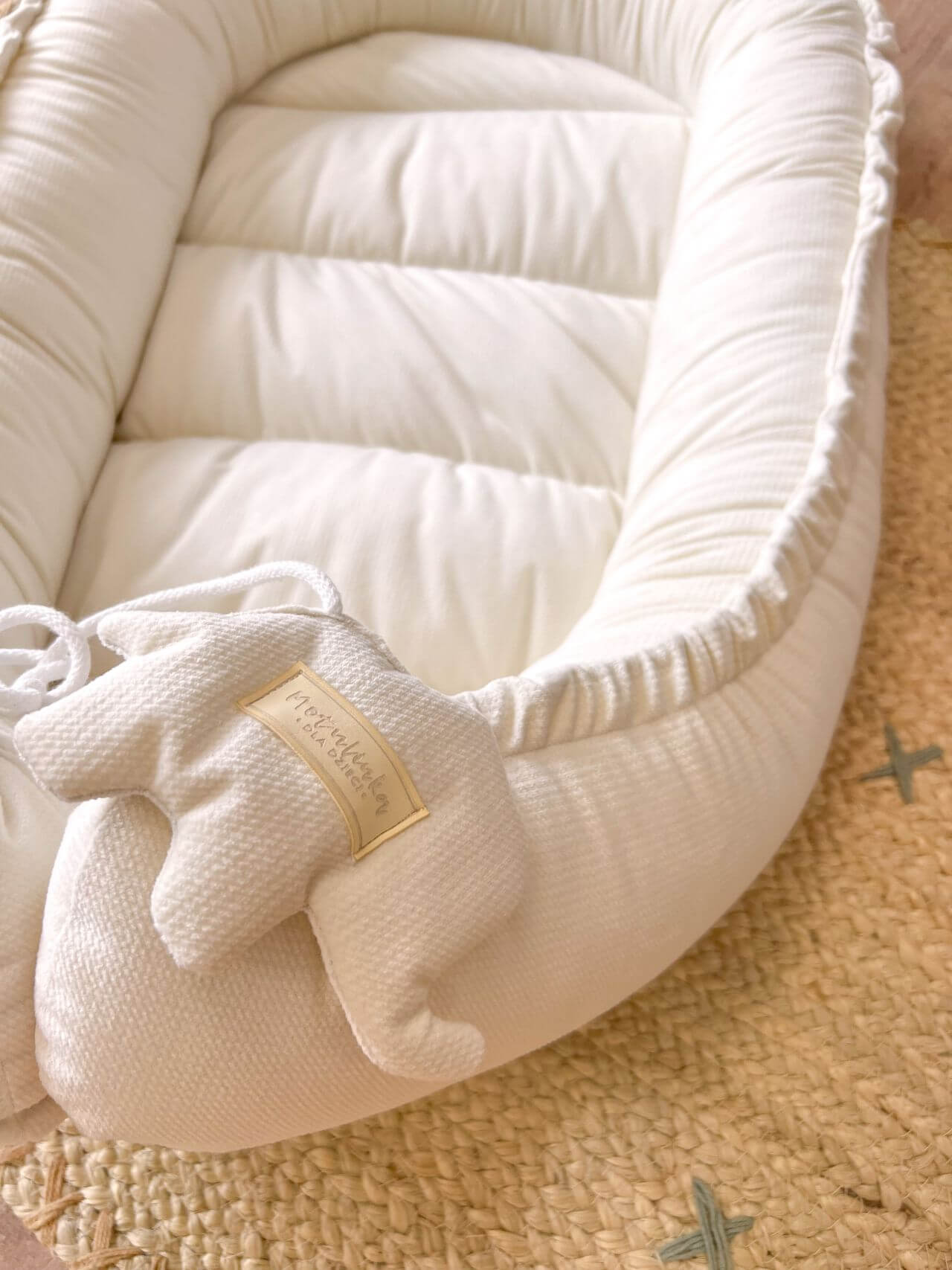 Ručně šité hnízdečko pro miminka – krémový samet