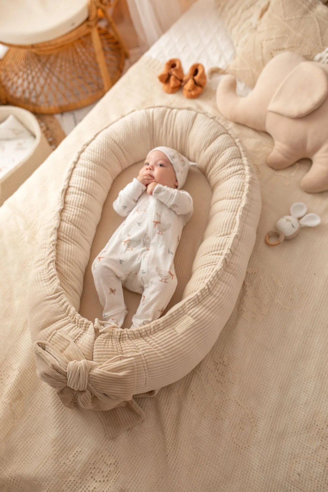 Ručně vyrobené hnízdo pro miminka z měkkého manšestrového veluru – Béžové