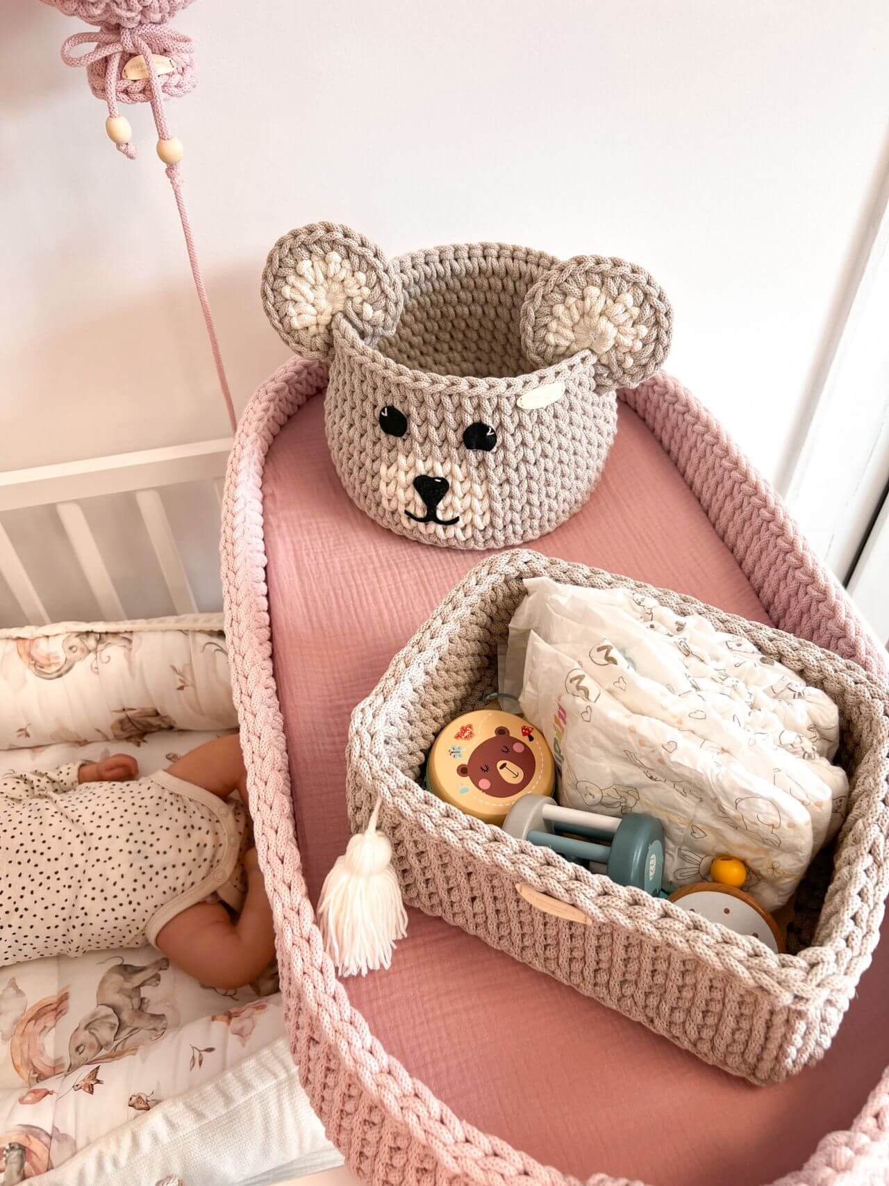 Ručně háčkovaný úložný košík do dětského pokoje