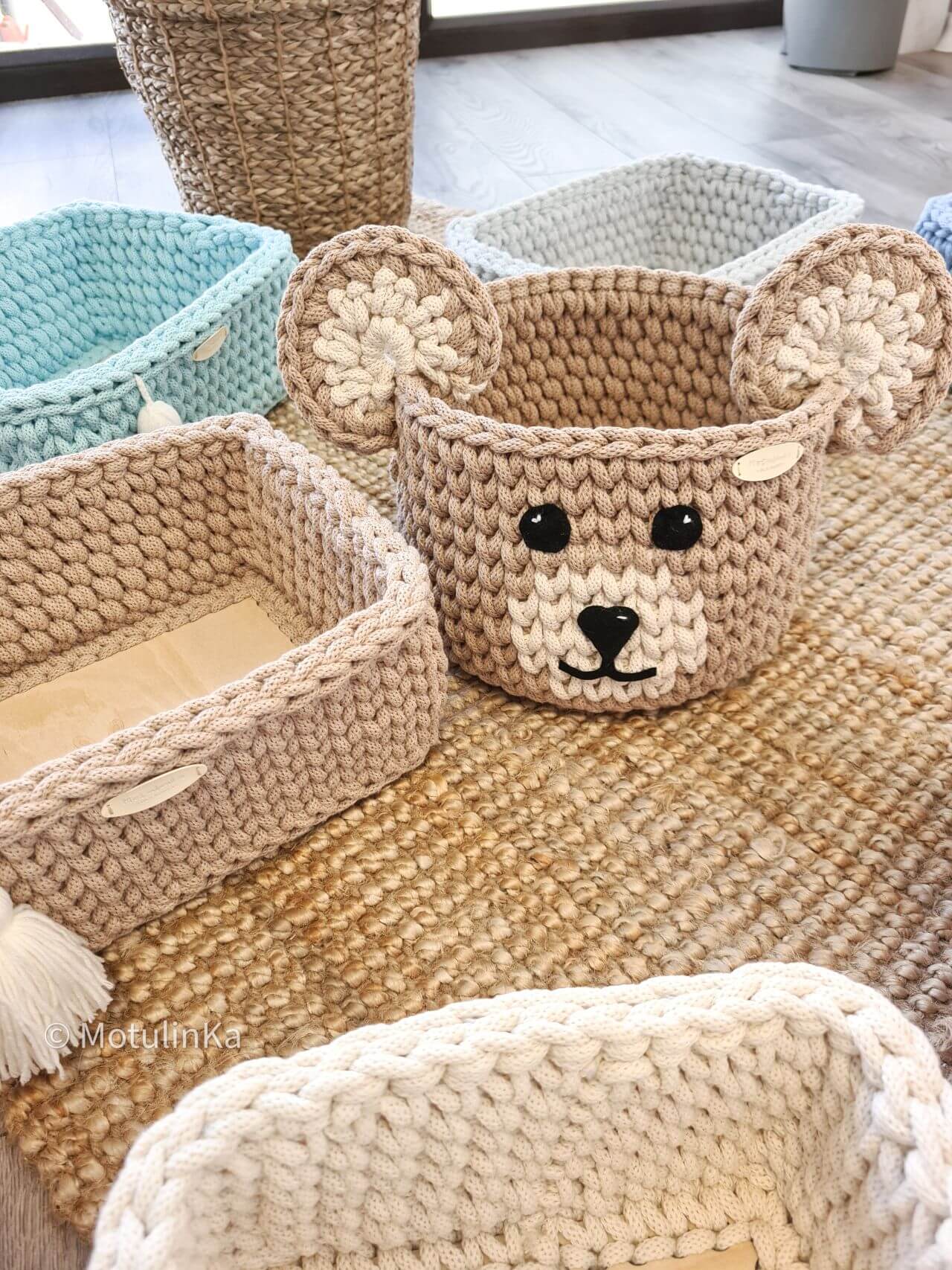 Ručně háčkovaný úložný košík do dětského pokoje