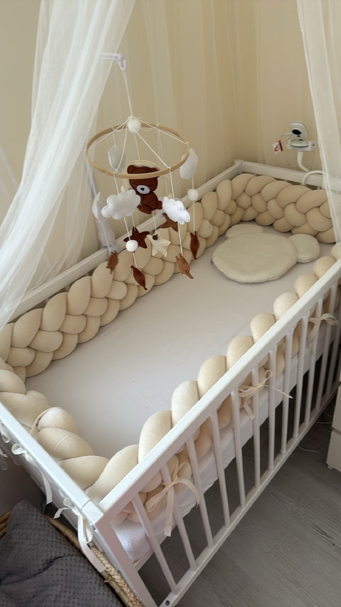 Mantinel do postýlky – Pletený cop 4-pramenný - Krémový (120-400 cm)