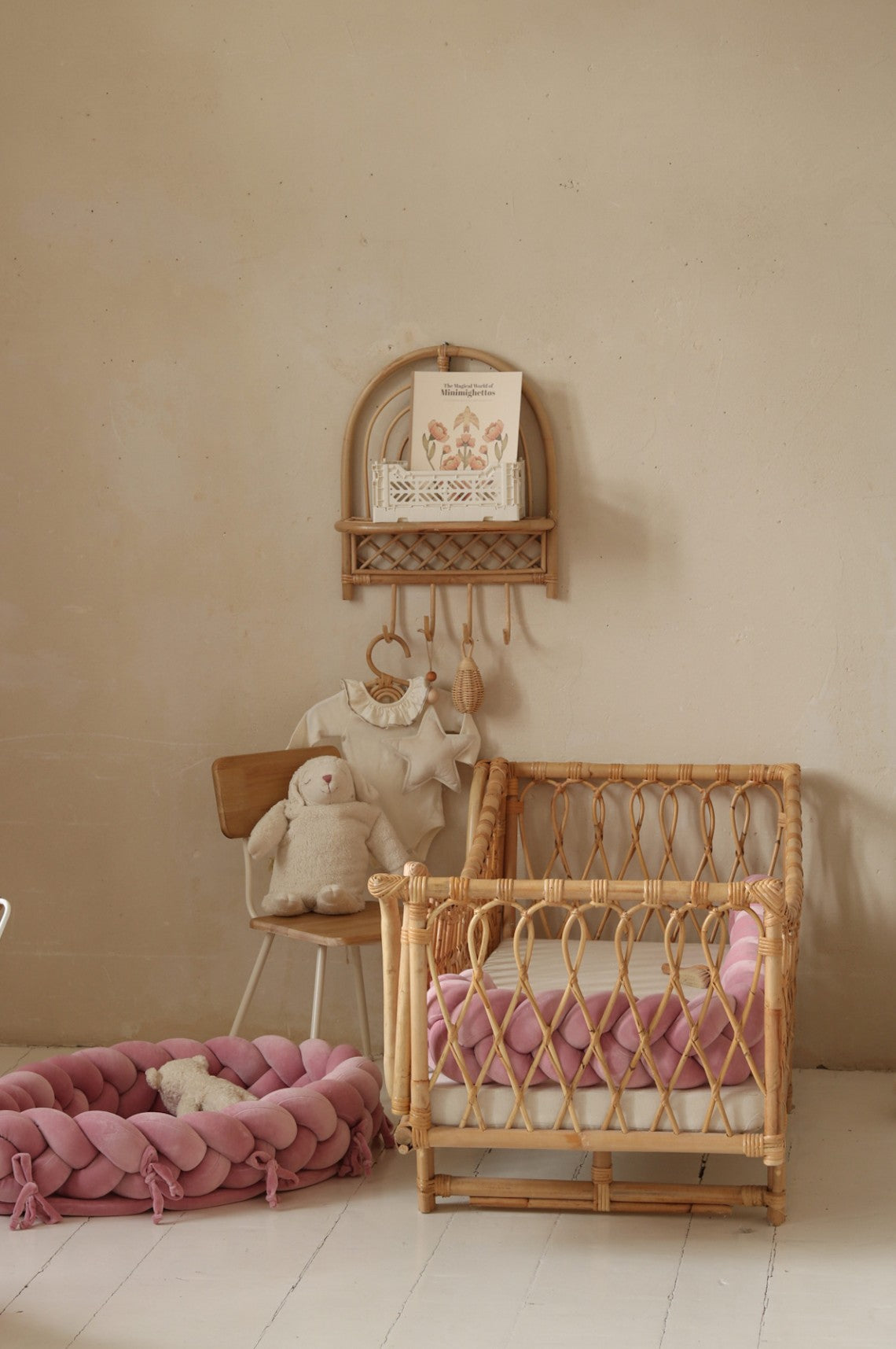 Ochranný mantinel do postýlky - Pletený cop - Tmavě růžový (120-400 cm)