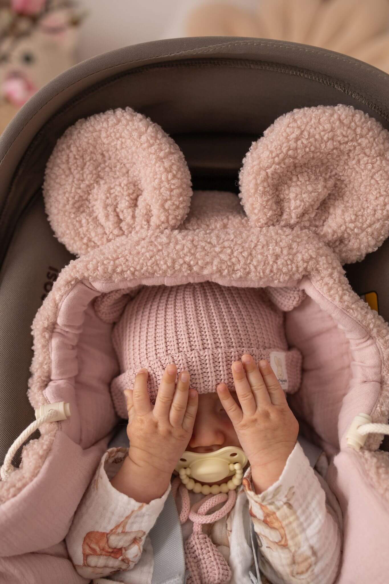 Zavinovačka do autosedačky pro miminka – Bouclé (5 barev)