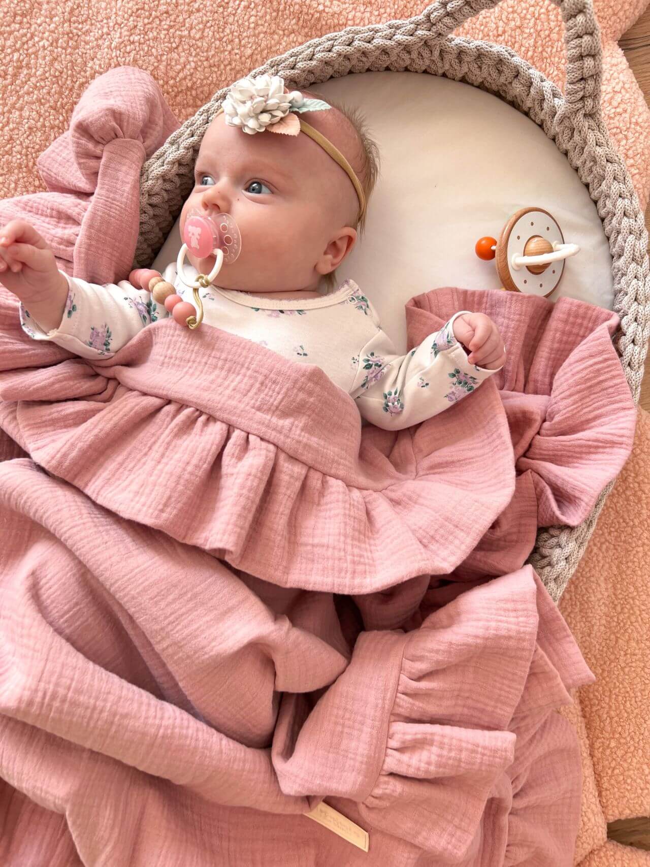Lehká mušelínová deka pro miminka s volánkem - pudrově růžová