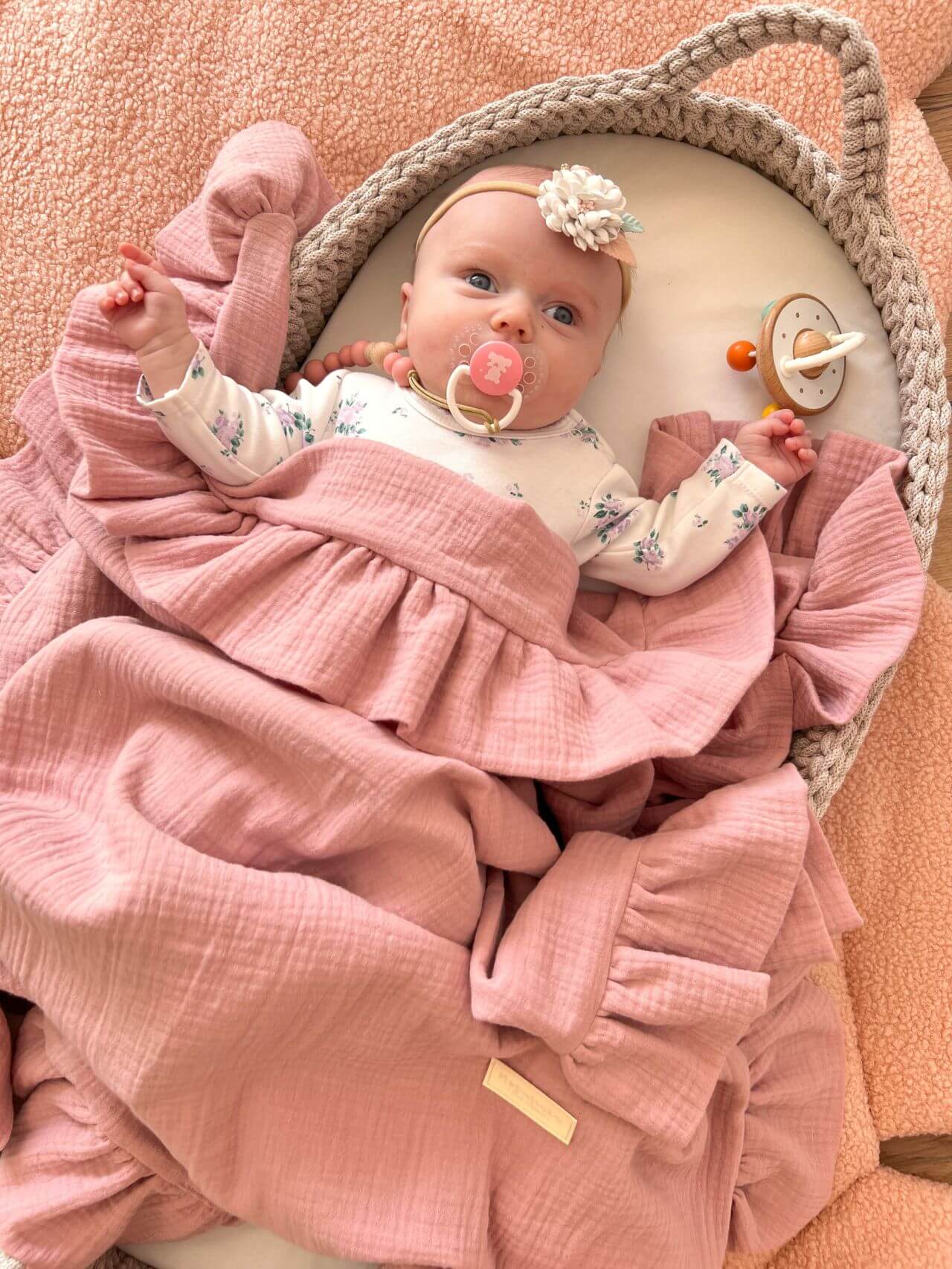 Lehká mušelínová deka pro miminka s volánkem - pudrově růžová