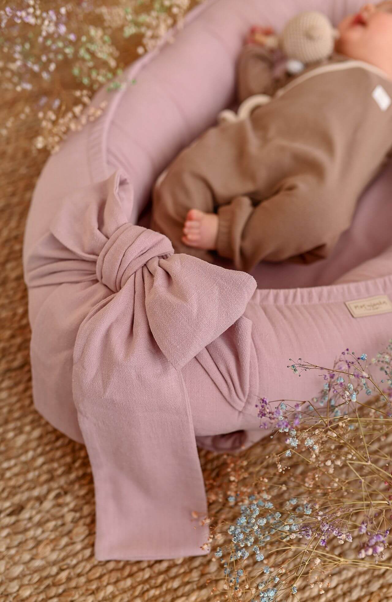 Ručně vyráběné hnízdečko pro miminka z měkčeného lnu – Old Rose