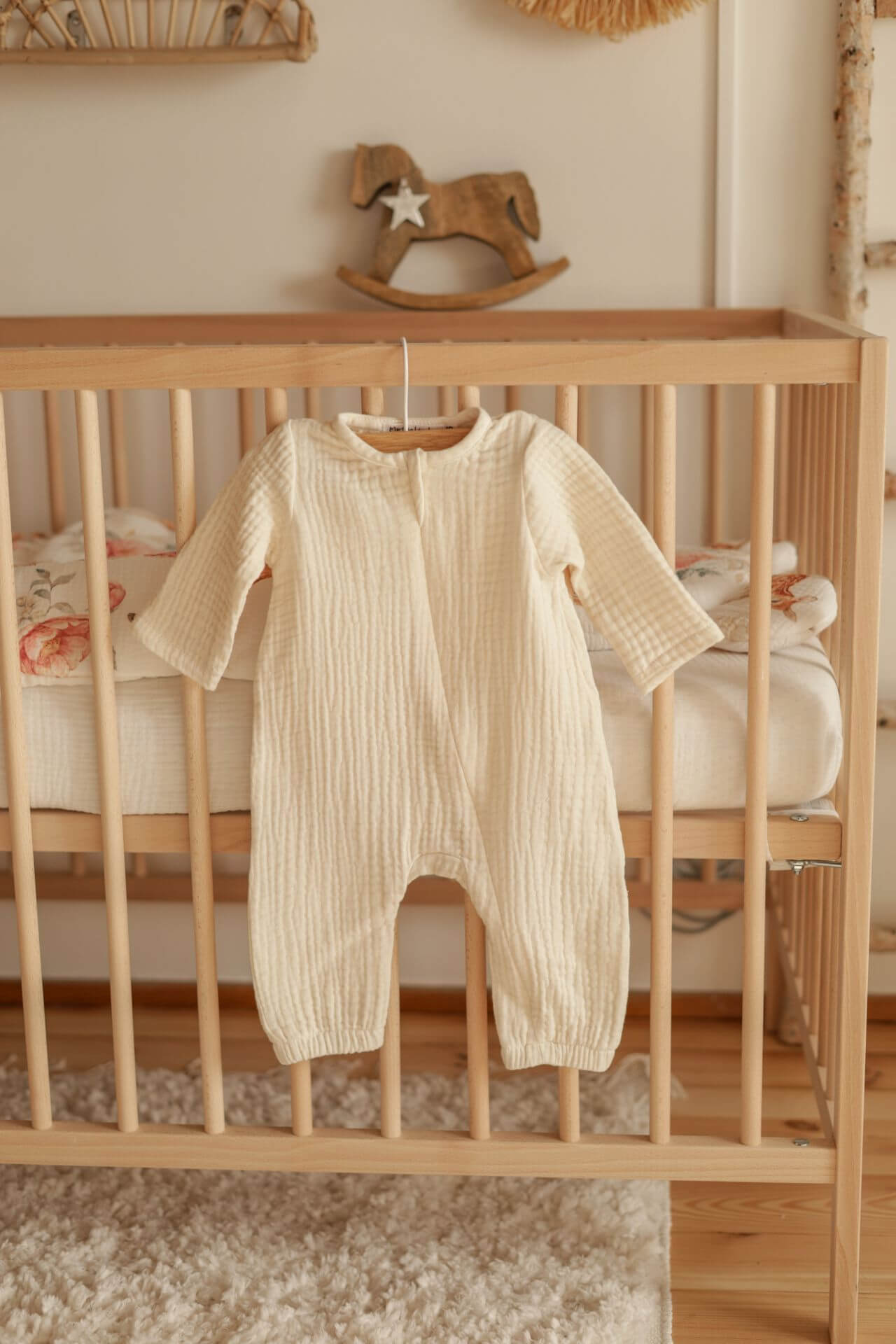 Měkký overal z organické bavlny GOTS na zip - vanilkový (0-12 měsíců)