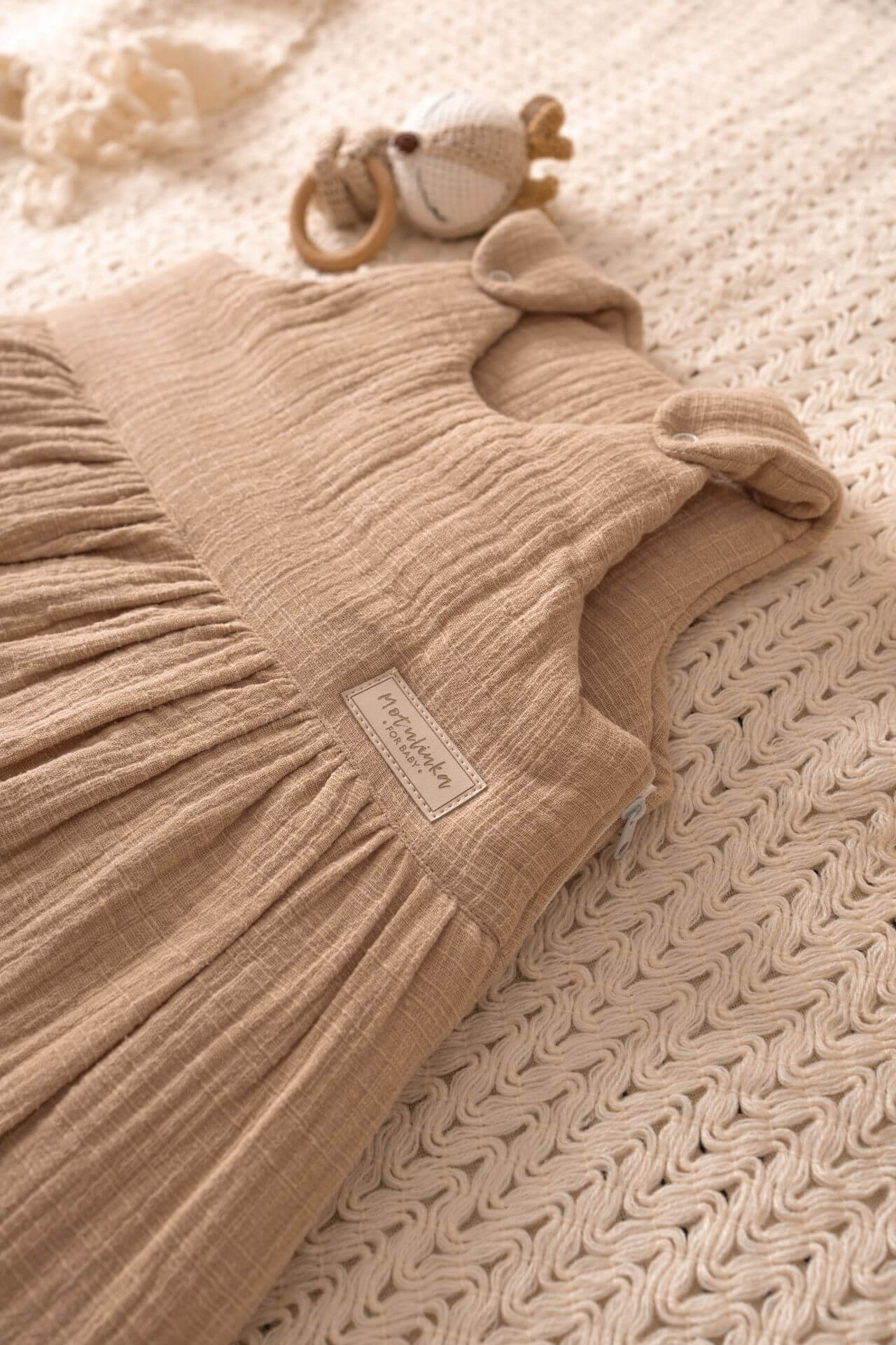 Spací pytel pro miminka z mušelínu LinenLook – 1,5 TOG Cappuccino (0–6 m)