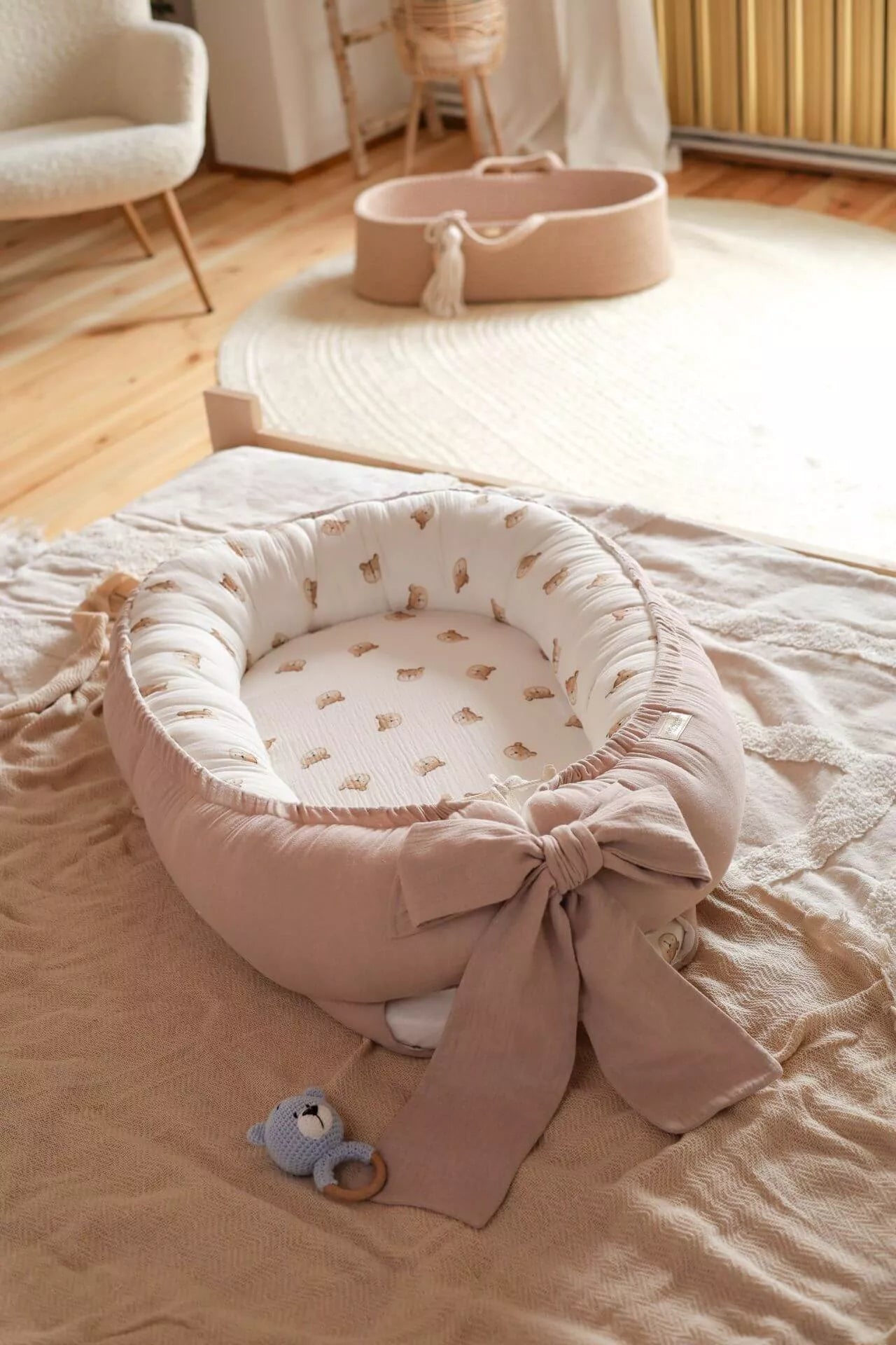 Ručně šité hnízdečko pro miminka z měkkého mušelínu – Medvídek s béžovou barvou
