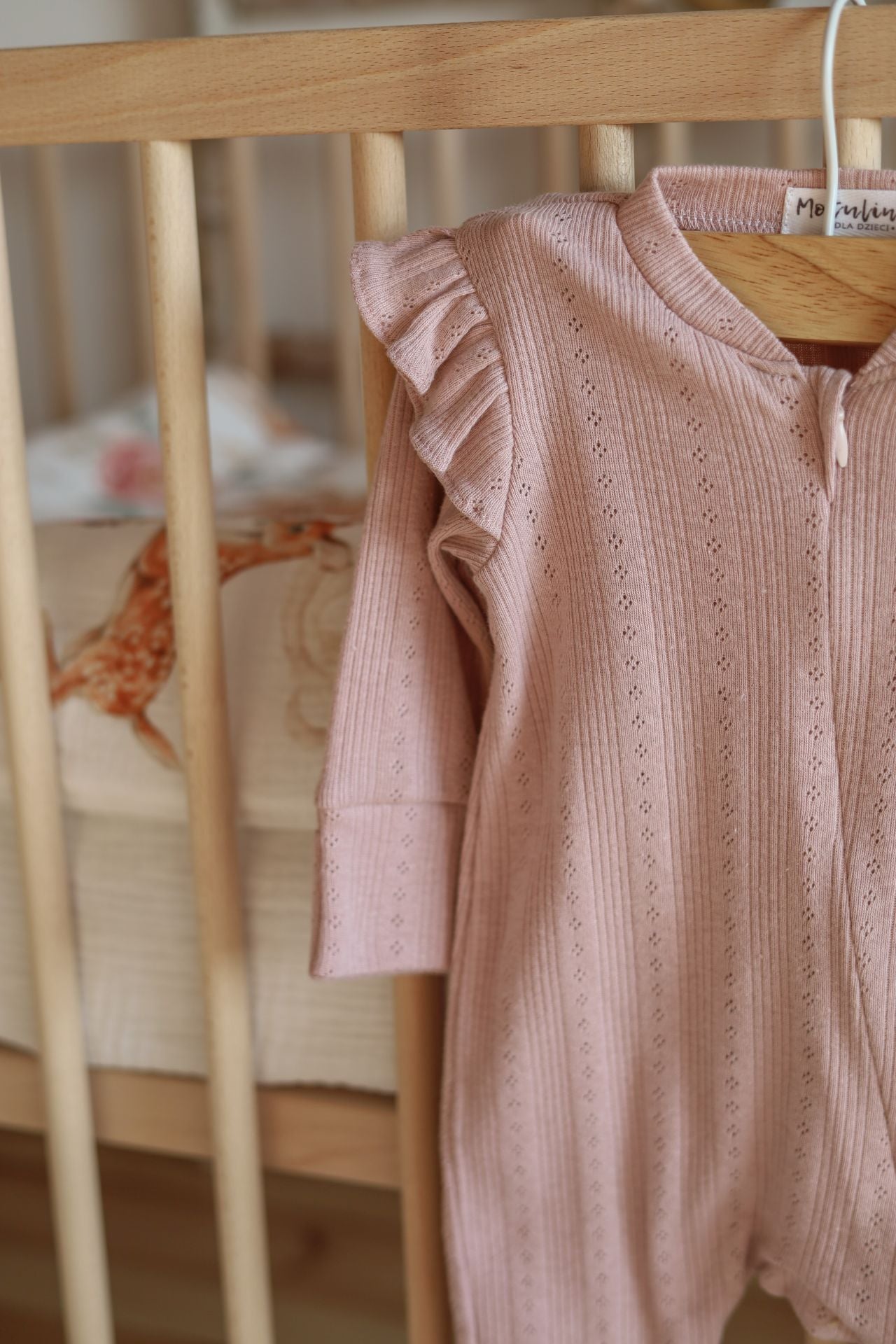 Měkký bavlněný pyžamový overal na zip - růžový s volánky, prolamovaný (0-12 měsíců)