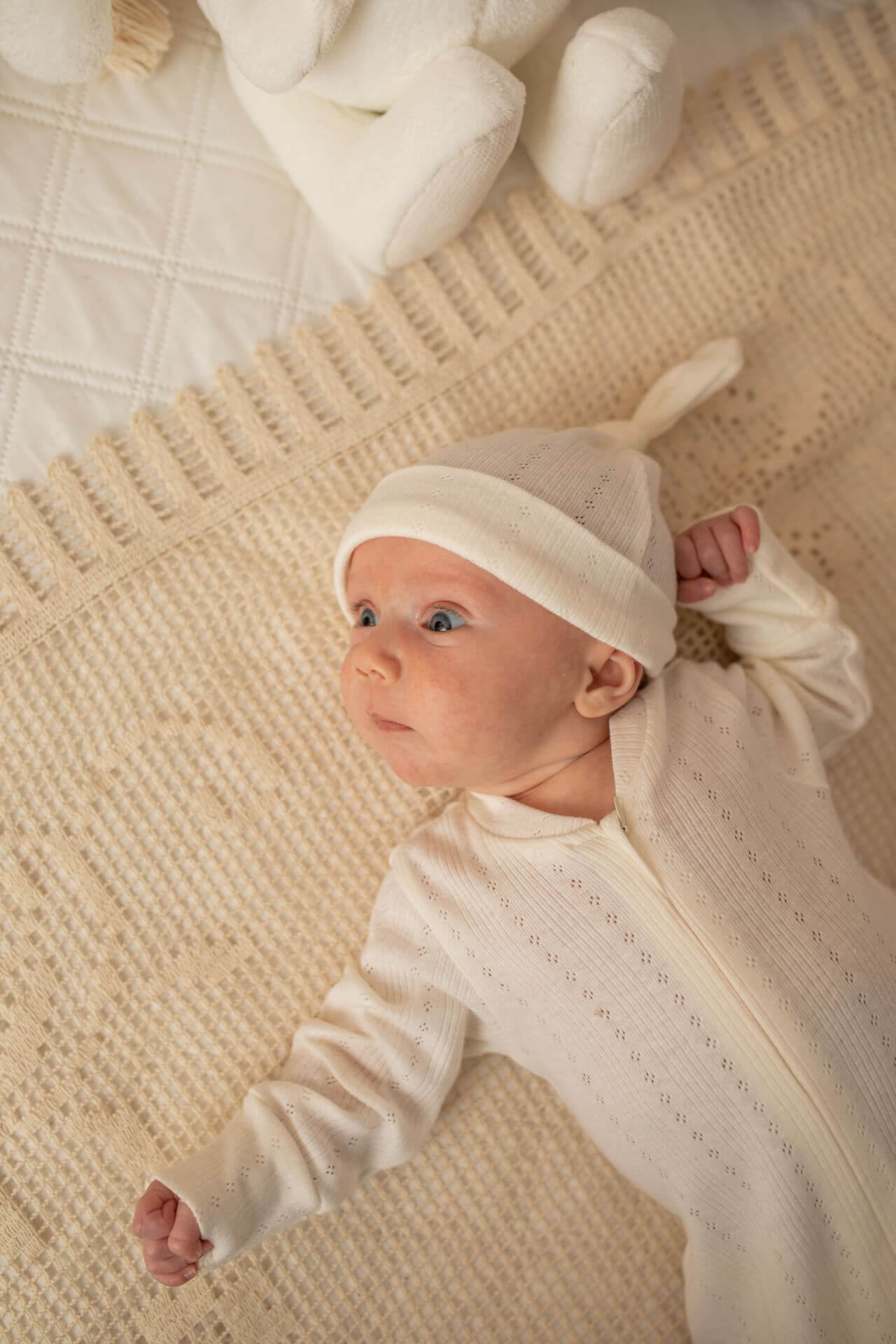 Měkký bavlněný pyžamový overal na zip - krémový s prolamovaným vzorem (0-12 měsíců)