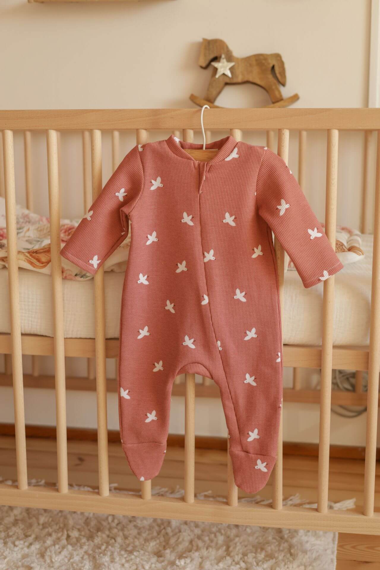 Měkký bavlněný overal na zip pro miminka - Coral Birds (0-12 měsíců)