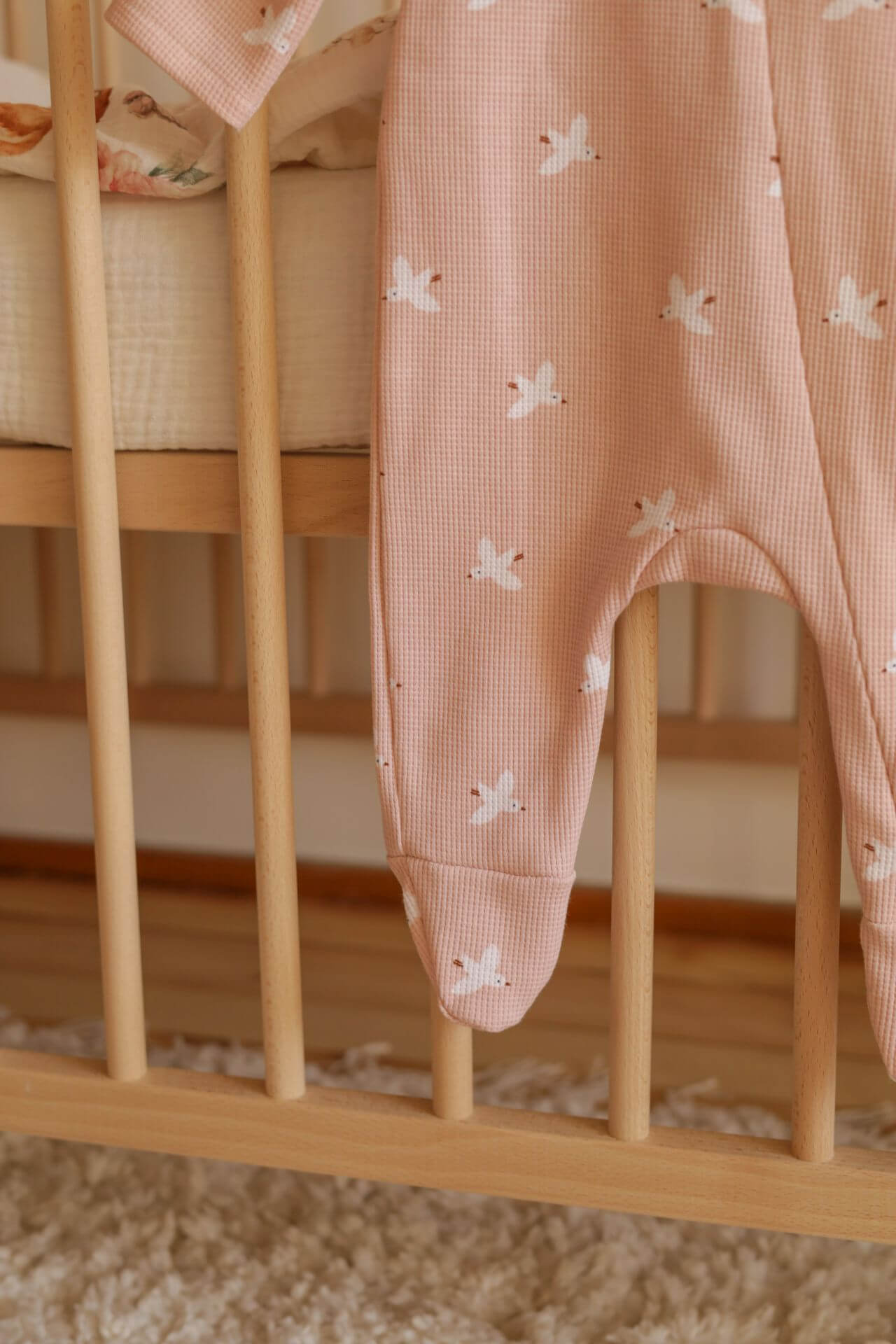 Měkký bavlněný pyžamový overal na zip - pudrově růžoví ptáčci (0-12 měsíců)