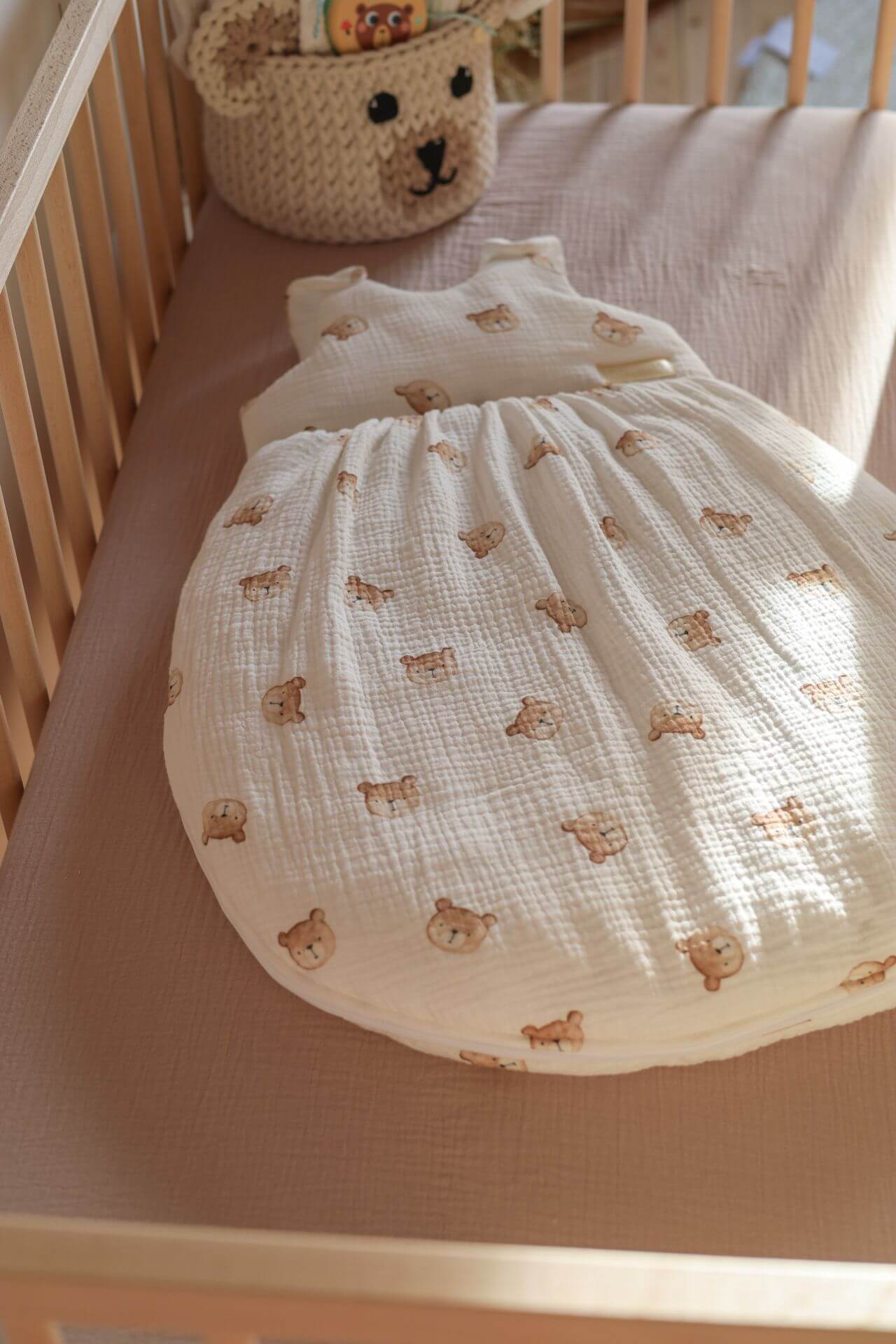 Ručně šitý mušelínový spací pytel pro miminka – Medvídci – 1,5 TOG